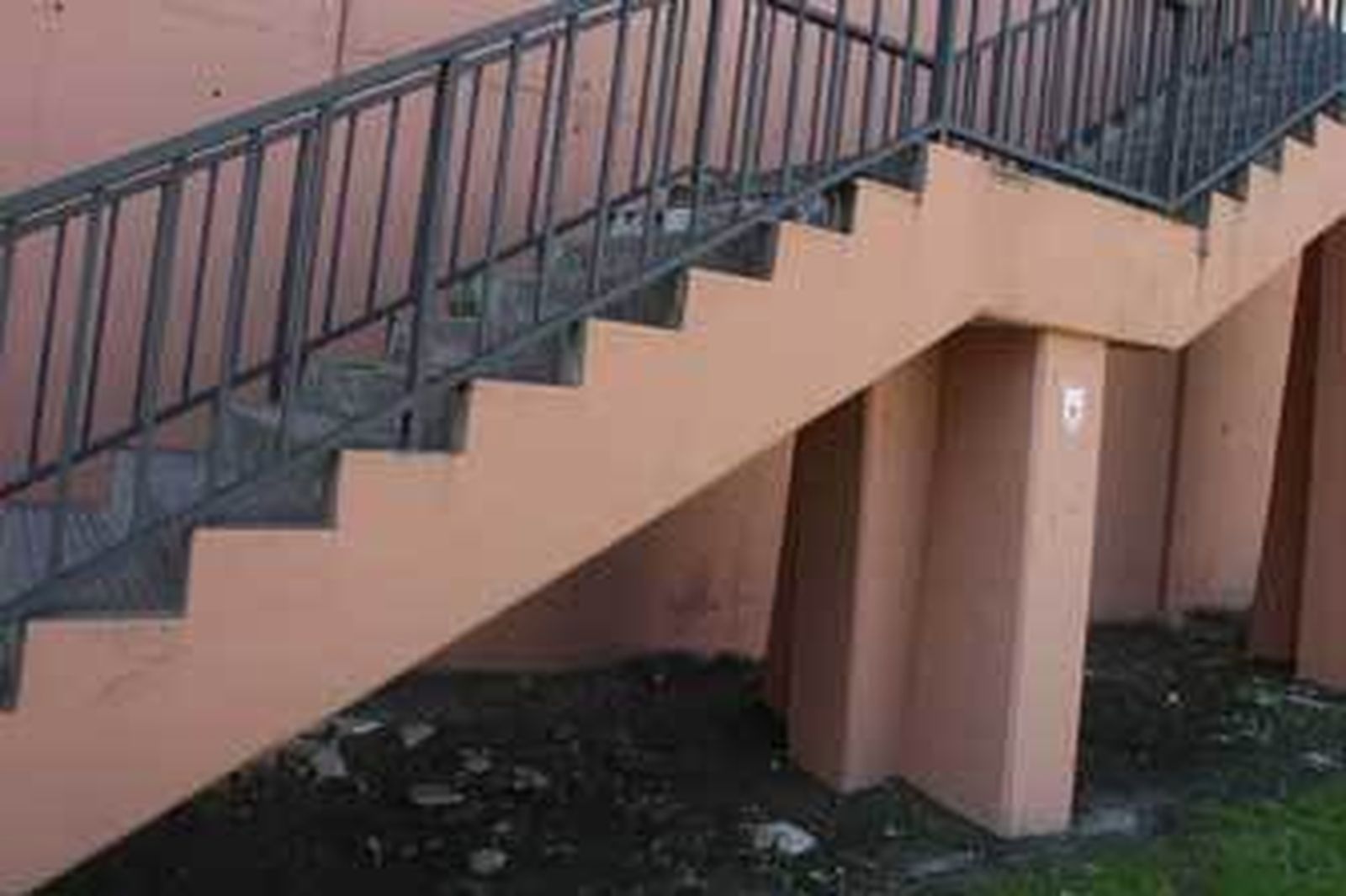 Imagen de las escaleras que conectan con Gesto por la Paz, ayer. /Paco Guerrero