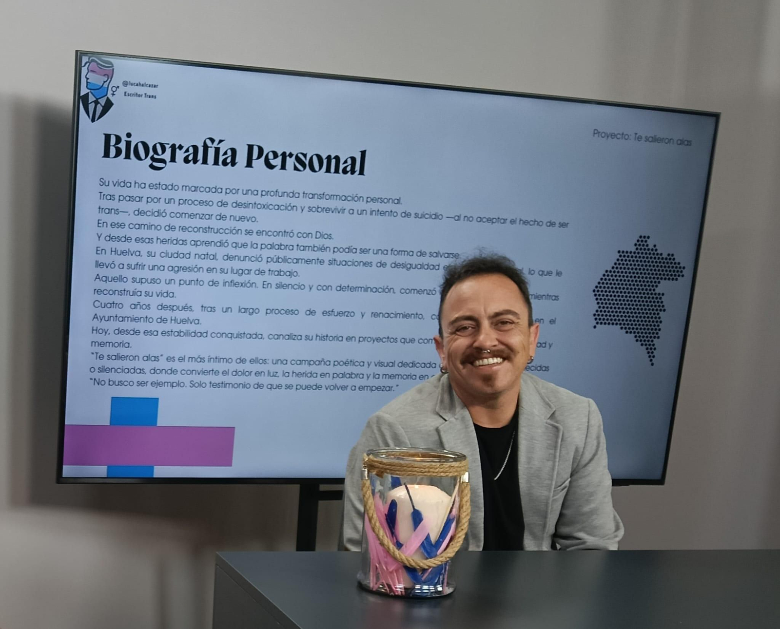 Lucah Alcázar junto a la vela simbólica de su campaña.