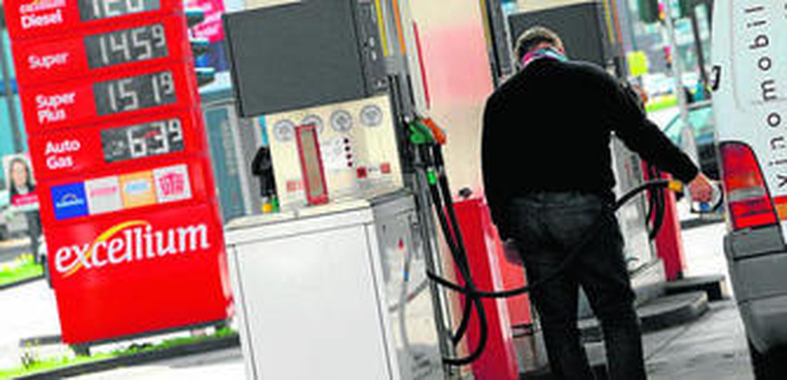 Imagen de archivo de un conductor repostando en una gasolinera no implicada en este presunto fraude.