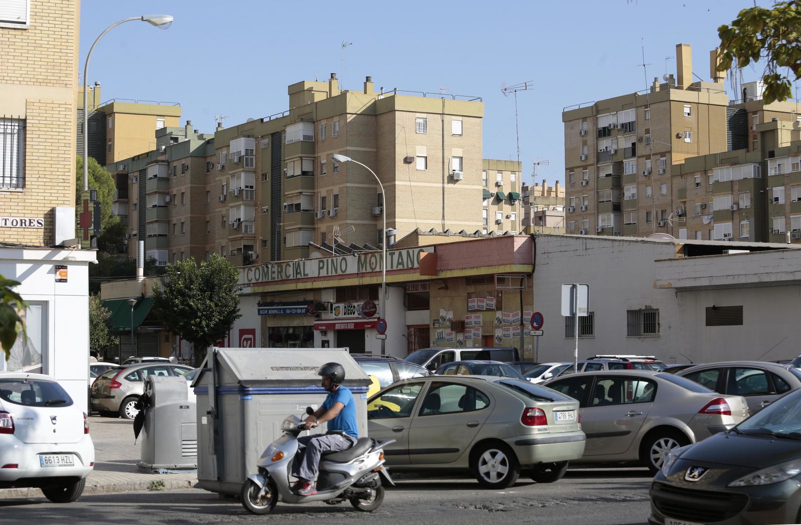 Un motorista circula por una calle de Pino Montano.
