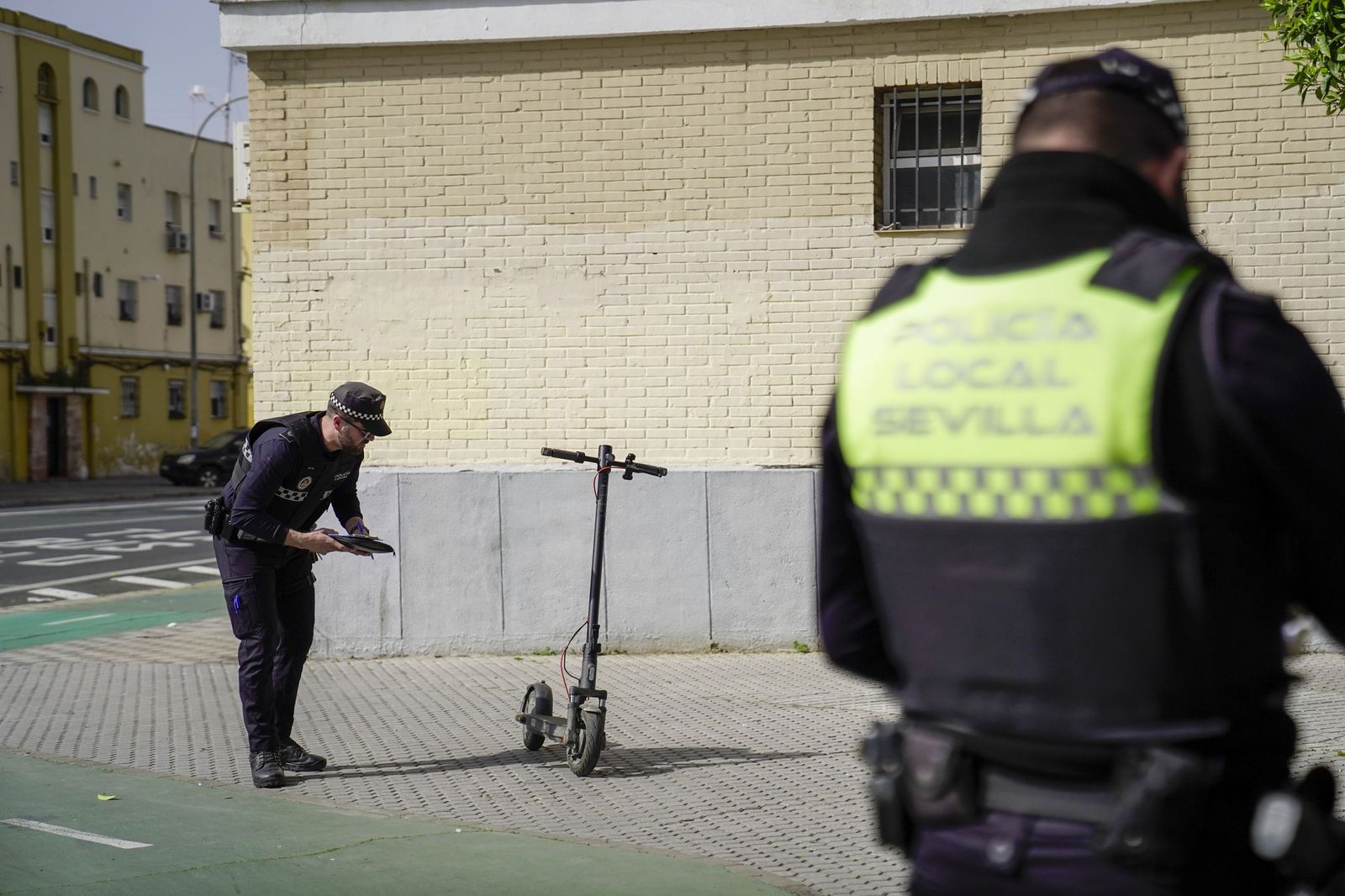 Primer día de multas a los patinetes de Sevilla, en imágenes
