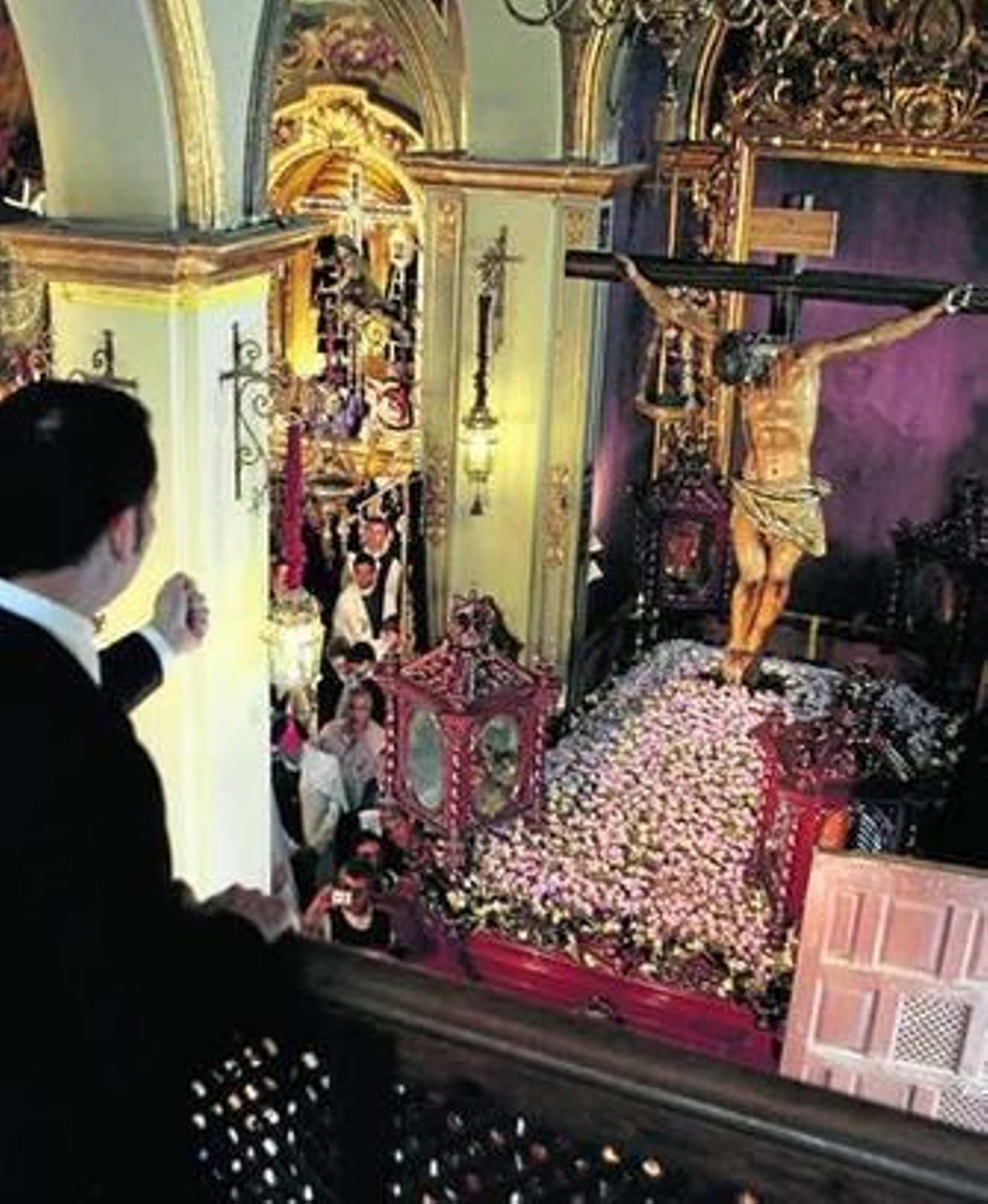 Ángel Díaz le canta una saeta al Cristo de la Fundación.