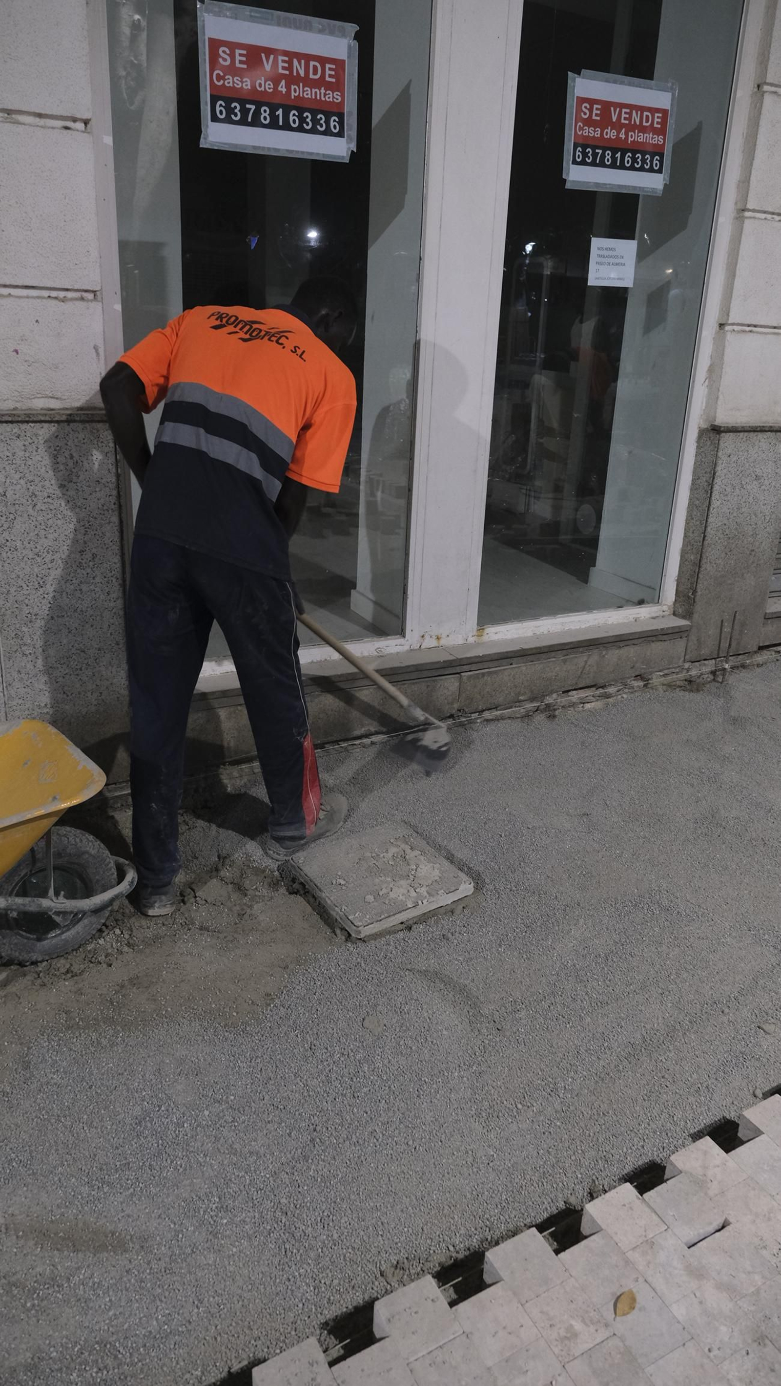 Las obras de peatonalización del Paseo de Almería entran en el turno de noche, en imágenes