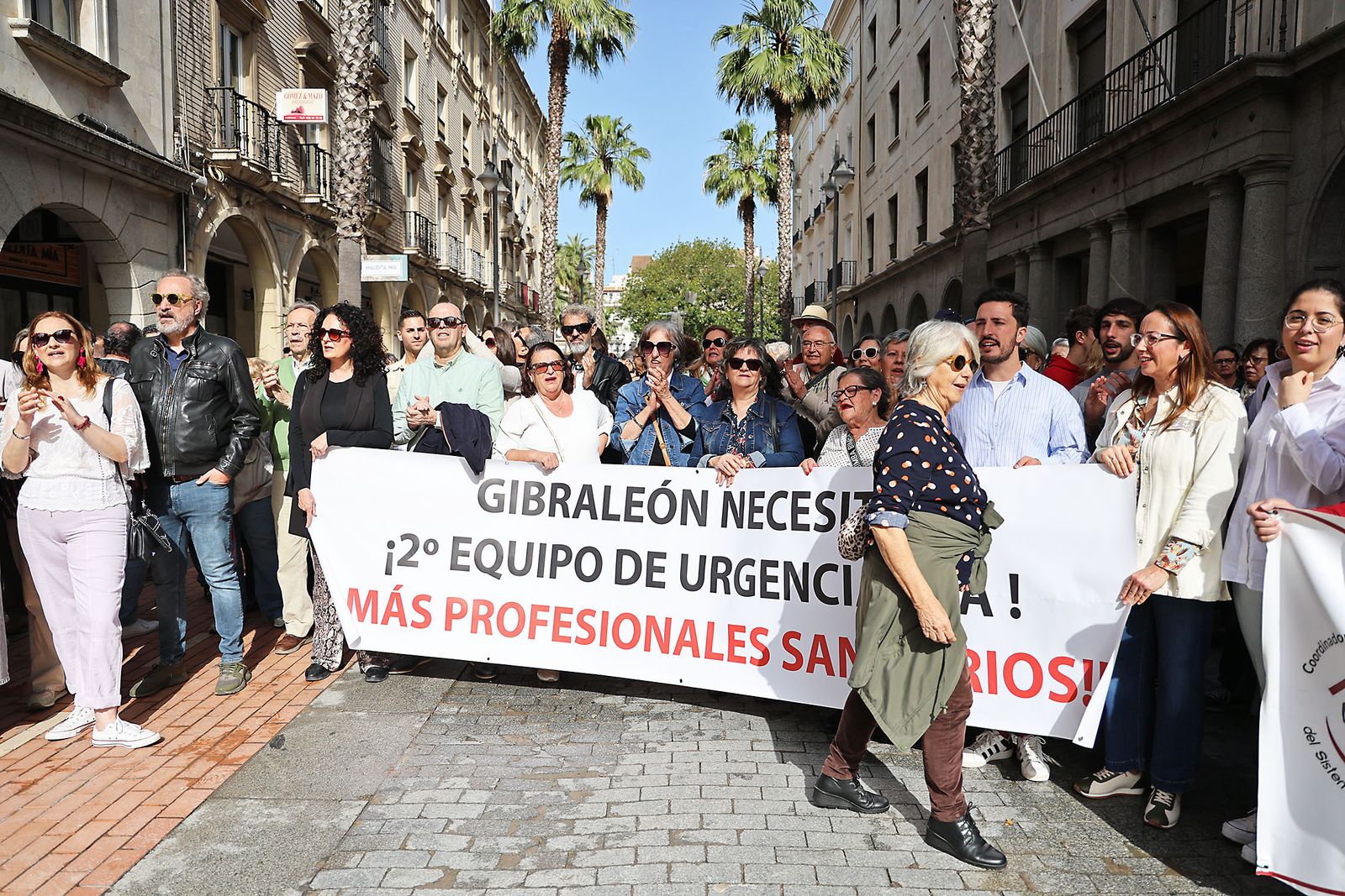 Imágenes de la concentración de la Marea Blanca de Huelva por la sanidad pública