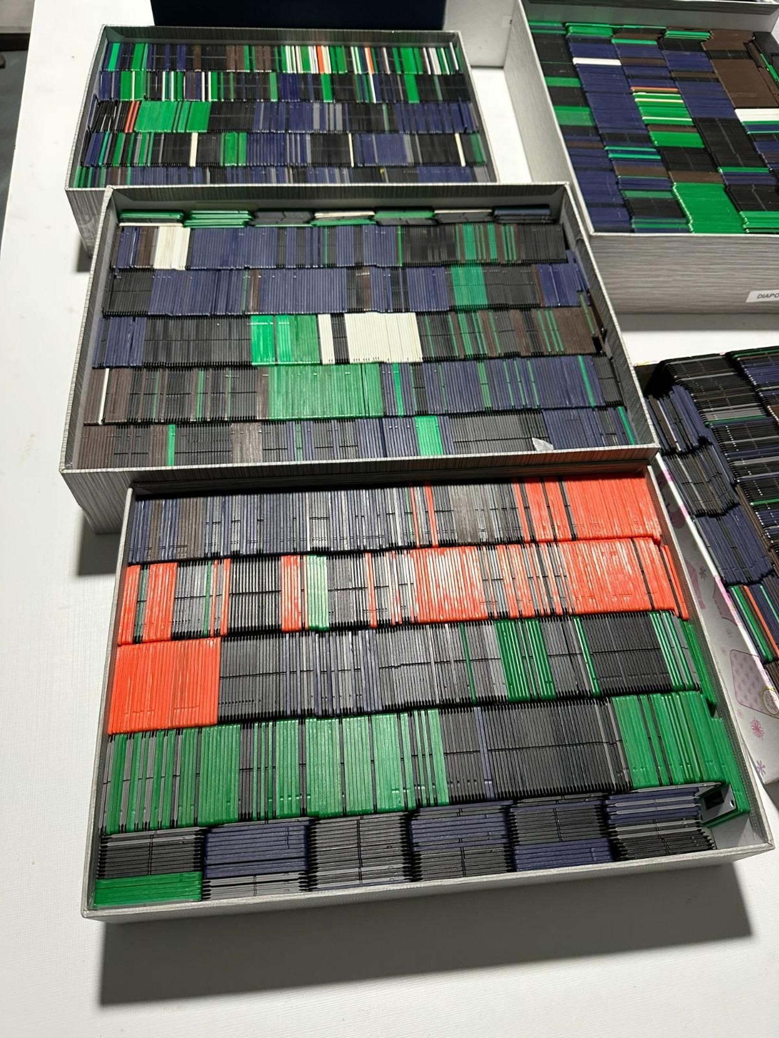 Varias cajas llenas de diapositivas del archivo de la familia Quijano, en san Fernando