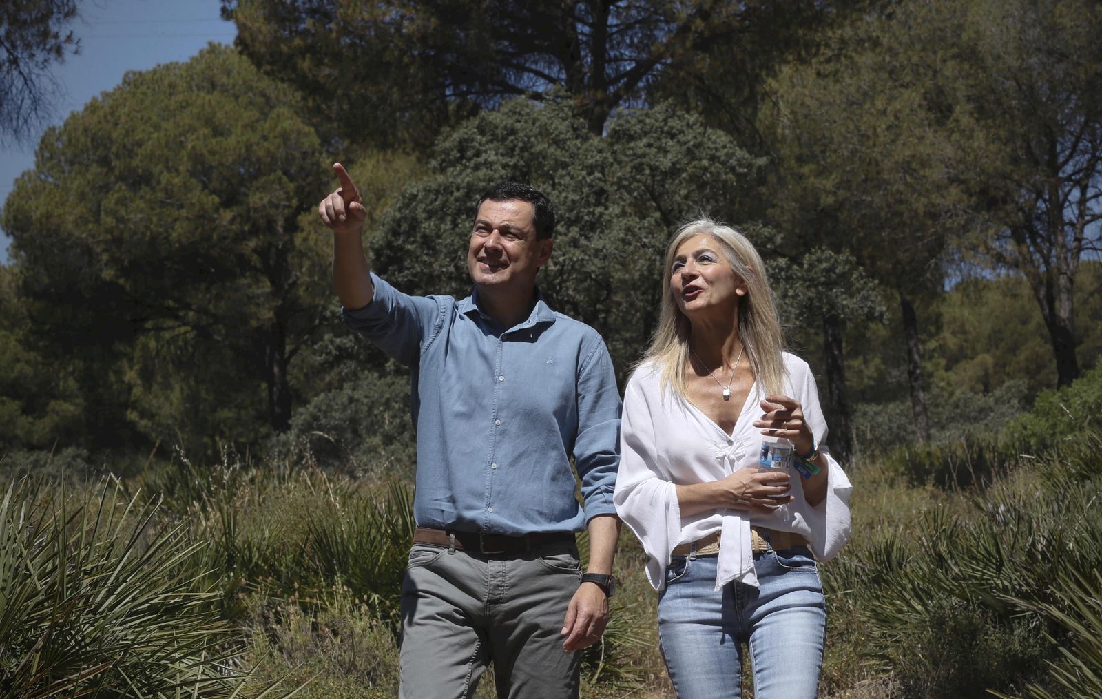 Juanma Moreno y Patricia del Pozo, durante una jornada campestre.