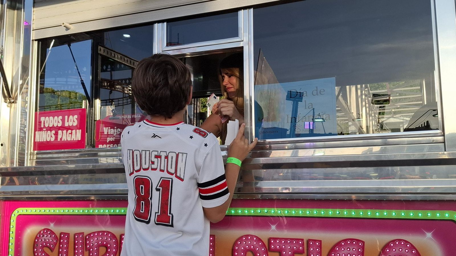 Un pequeño en la taquilla de una de las atracciones colaboradoras del Día de la Infancia. Un pequeño en la taquilla de una de las atracciones colaboradoras del Día de la Infancia.