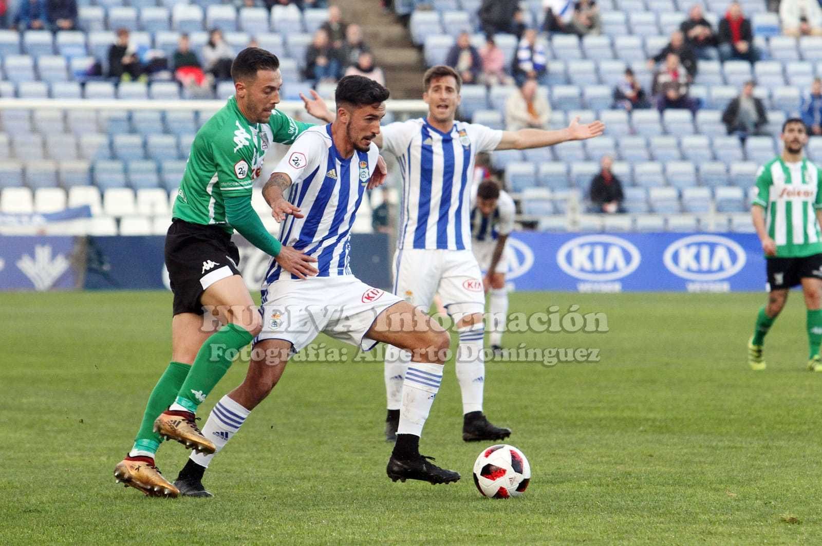 Alberto Quiles se lleva la pelota durante el encuentro.