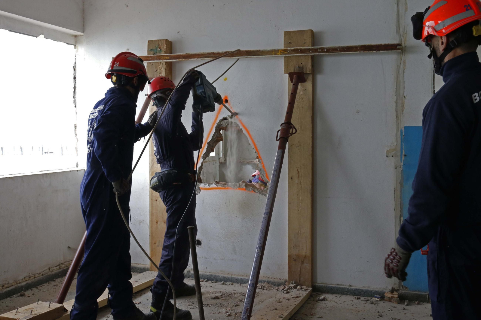 Práctica de la Unidad Canina y el Equipo de Intervención de Bomberos Unidos Sin Fronteras, en imágenes