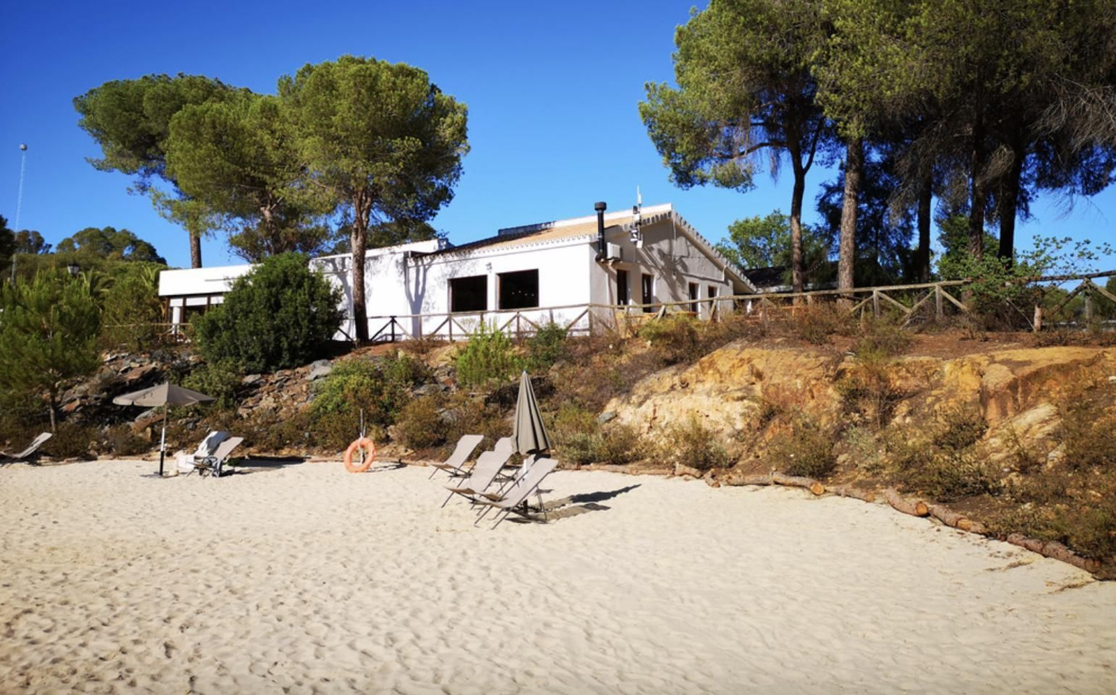 Dormir en Doñana es posible en este camping con piscina natural de arena blanca Dormir en Doñana es posible en este camping con piscina natural de arena blanca