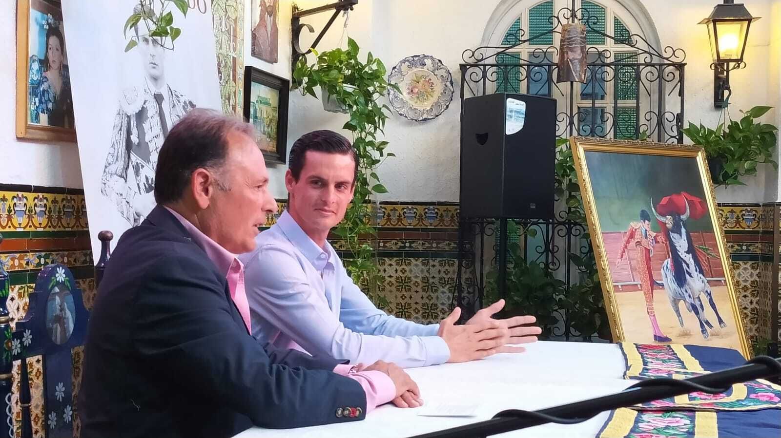El torero isleño David Galván, acompañado de Sergio Pérez Aragón, ayer en la Venta de Vargas, en la presentación de la corrida de toros prevista para la Feria del Carmen.