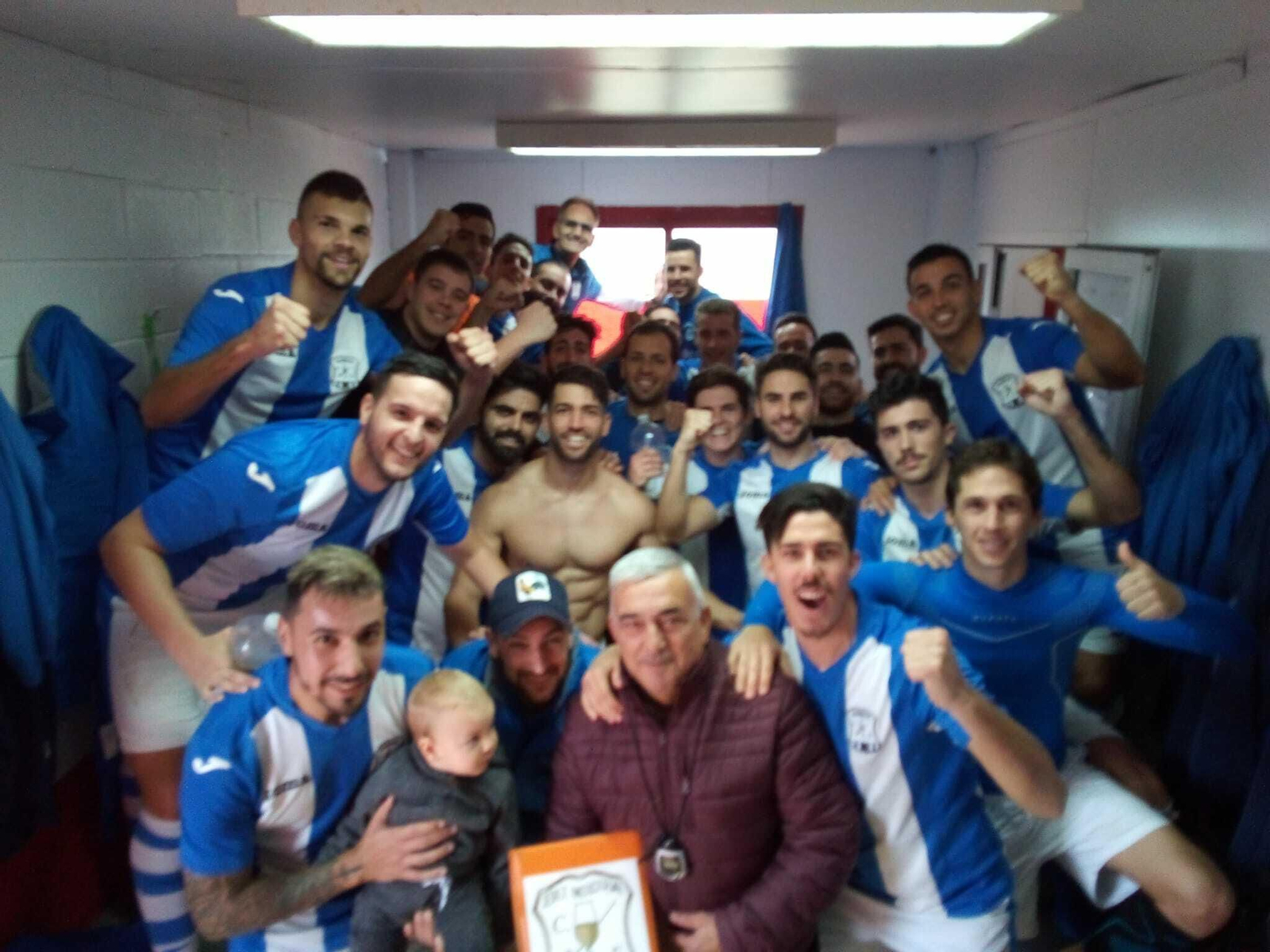 Los jugadores del Jerez Industrial celebran el triunfo en el vestuario del Marcos Monge.