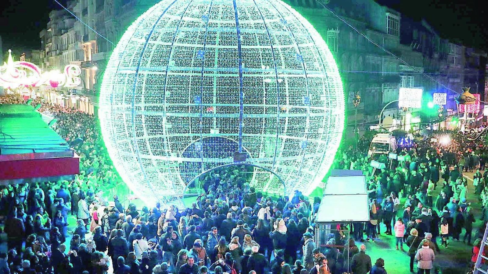 La bola de luz instalada en Vigo