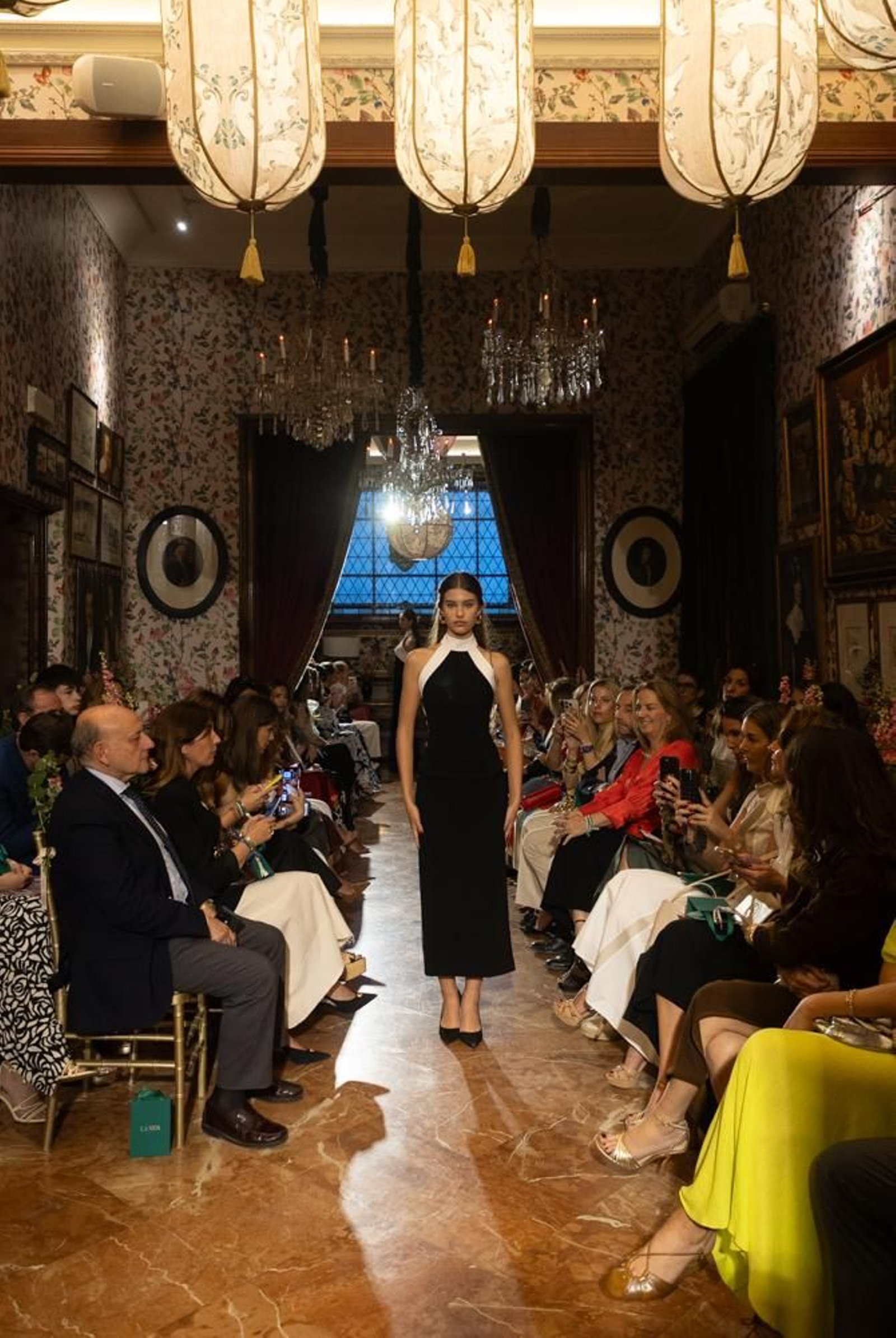 Un deisño en blanco y negro de la nueva colección de Nicolás Montenegro.