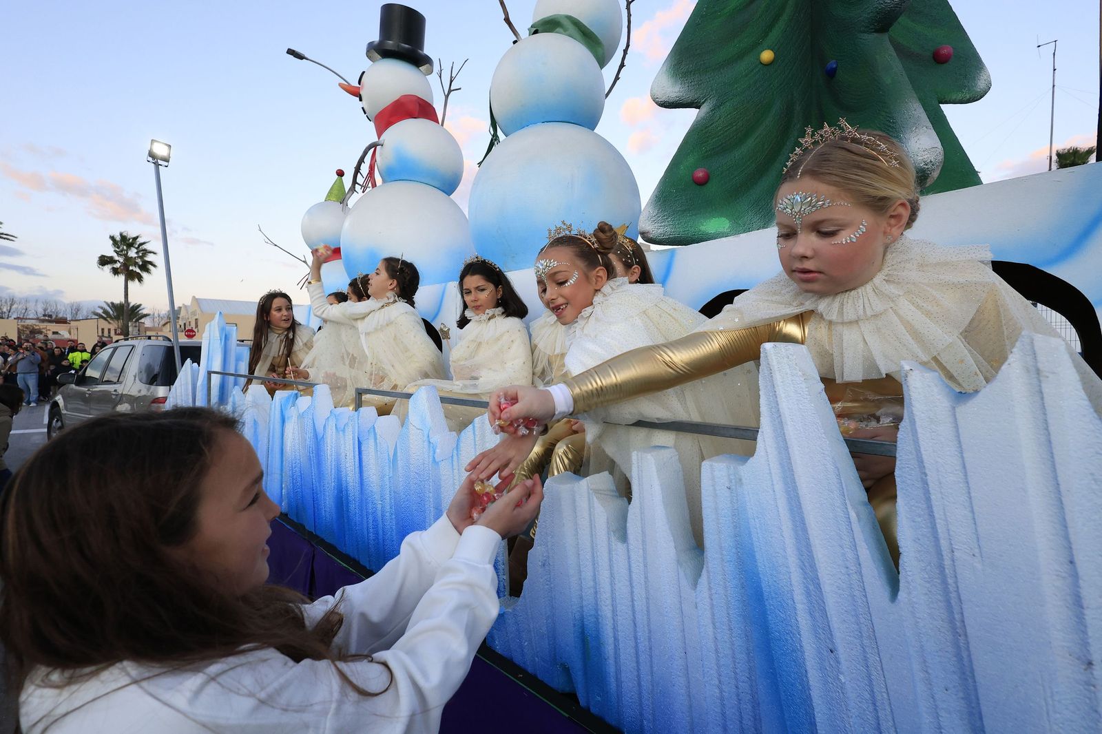 Búscate en las fotos de la cabalgata de Reyes Magos 2026 en La Línea