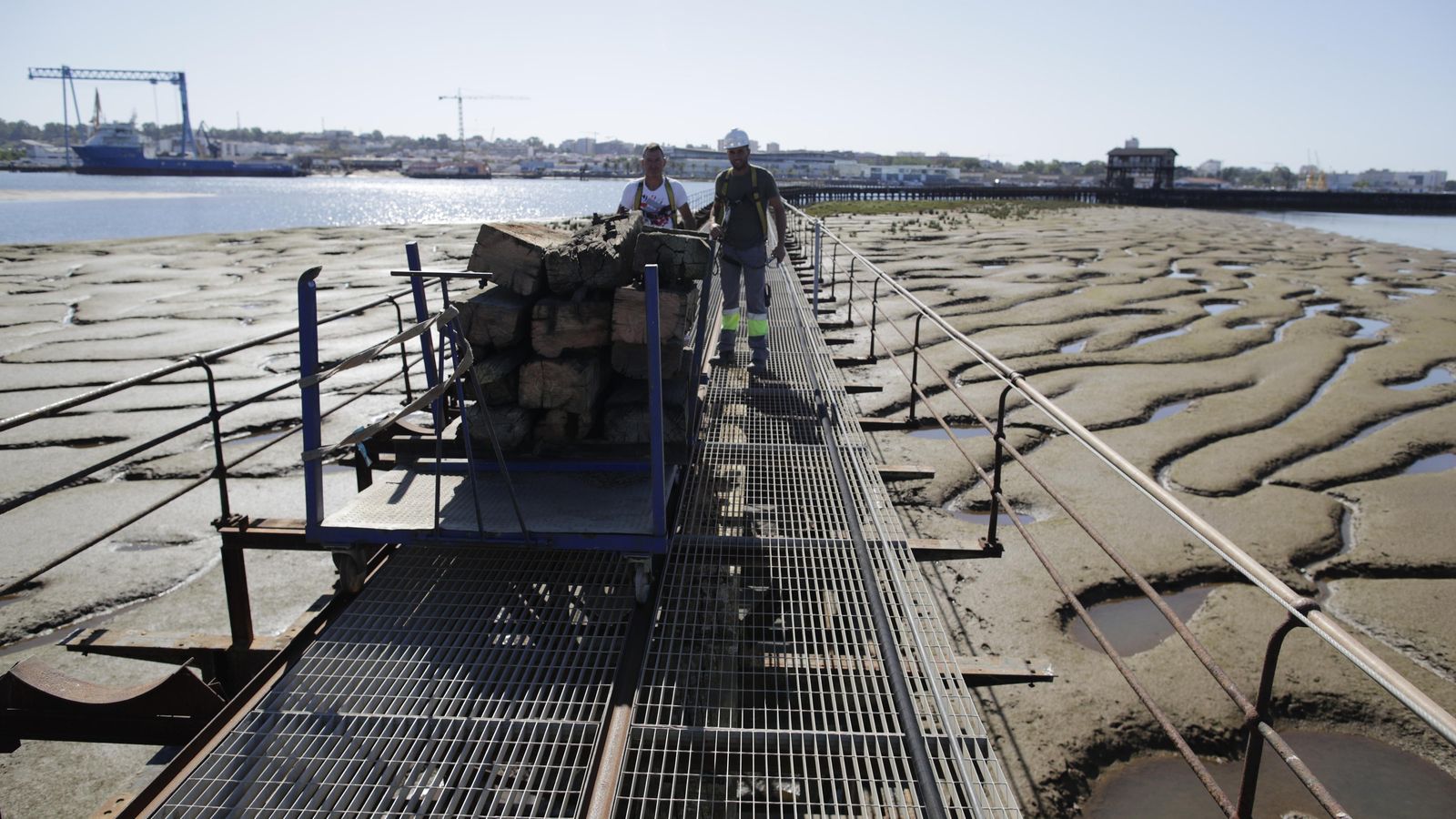 Los operarios en las labores de retirada de elementos de madera que serán restaurados. Los operarios en las labores de retirada de elementos de madera que serán restaurados.