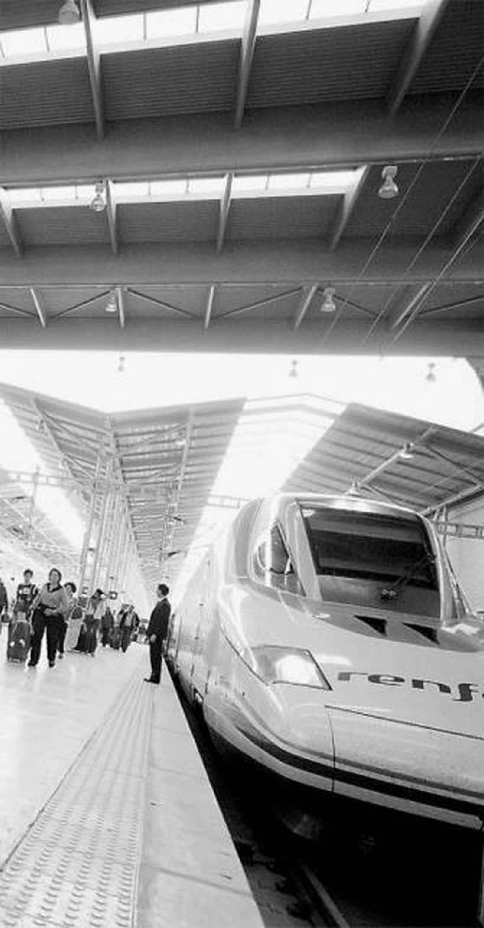 Imagen de un AVE en la estación María Zambrano.