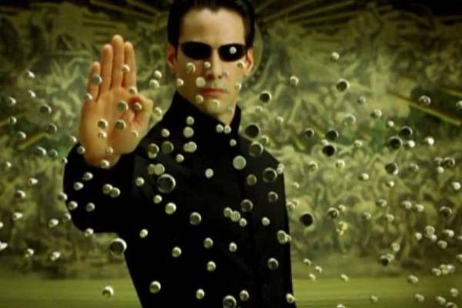 Keanu Reeves para las balas en 'Matrix'.