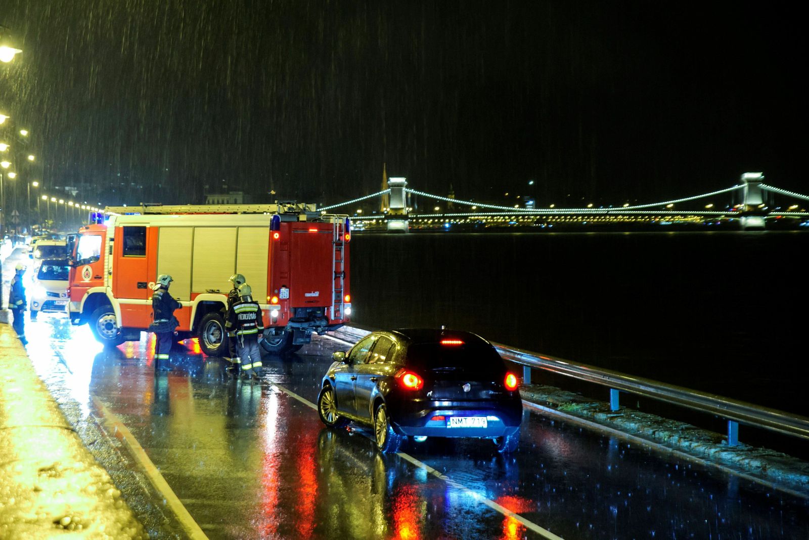El rescate de las víctimas del naufragio de un barco turístico en el Danubio, en imágenes