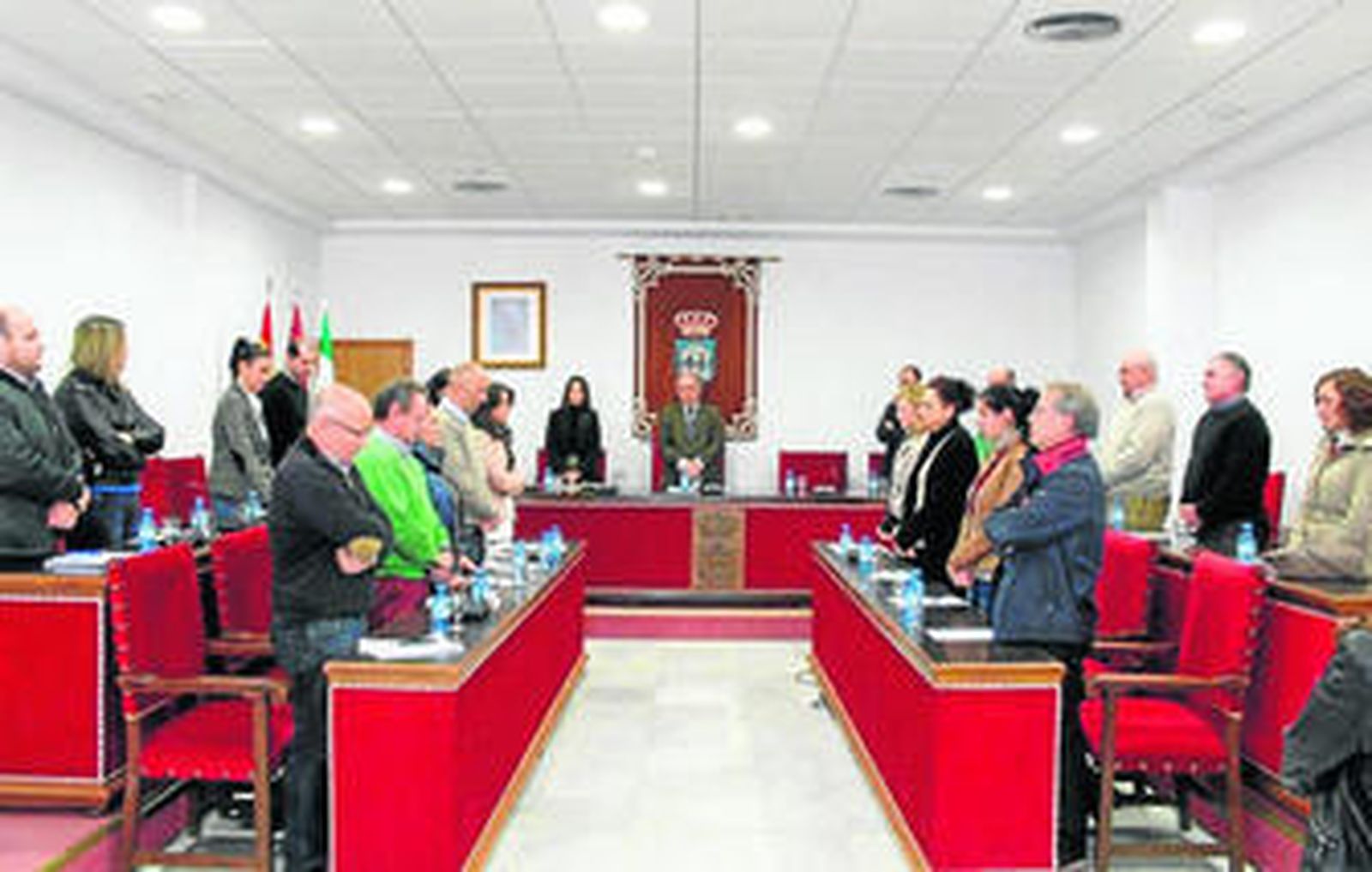 Antes de la celebración del pleno de ayer, todos los concejales guardaron un minuto de silencio por las víctimas del accidente aéreo producido en Francia.