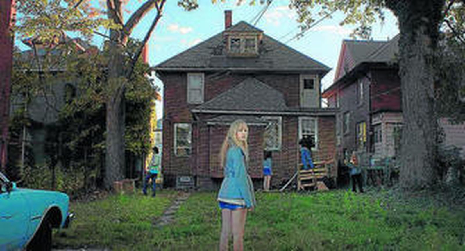'It follows' revela a un prometedor cineasta, David Robert Mitchell, que aterra desde la inteligencia y la contención.