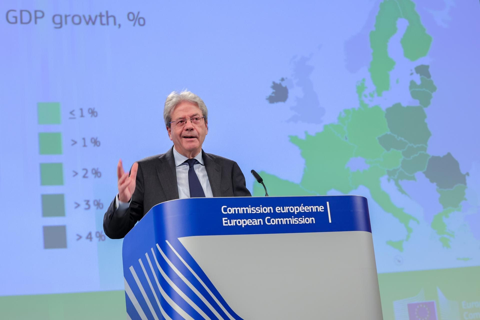 El comisario de Economía de la Comisión Europea, Paolo Gentiloni, en rueda de prensa este lunes en Bruselas.