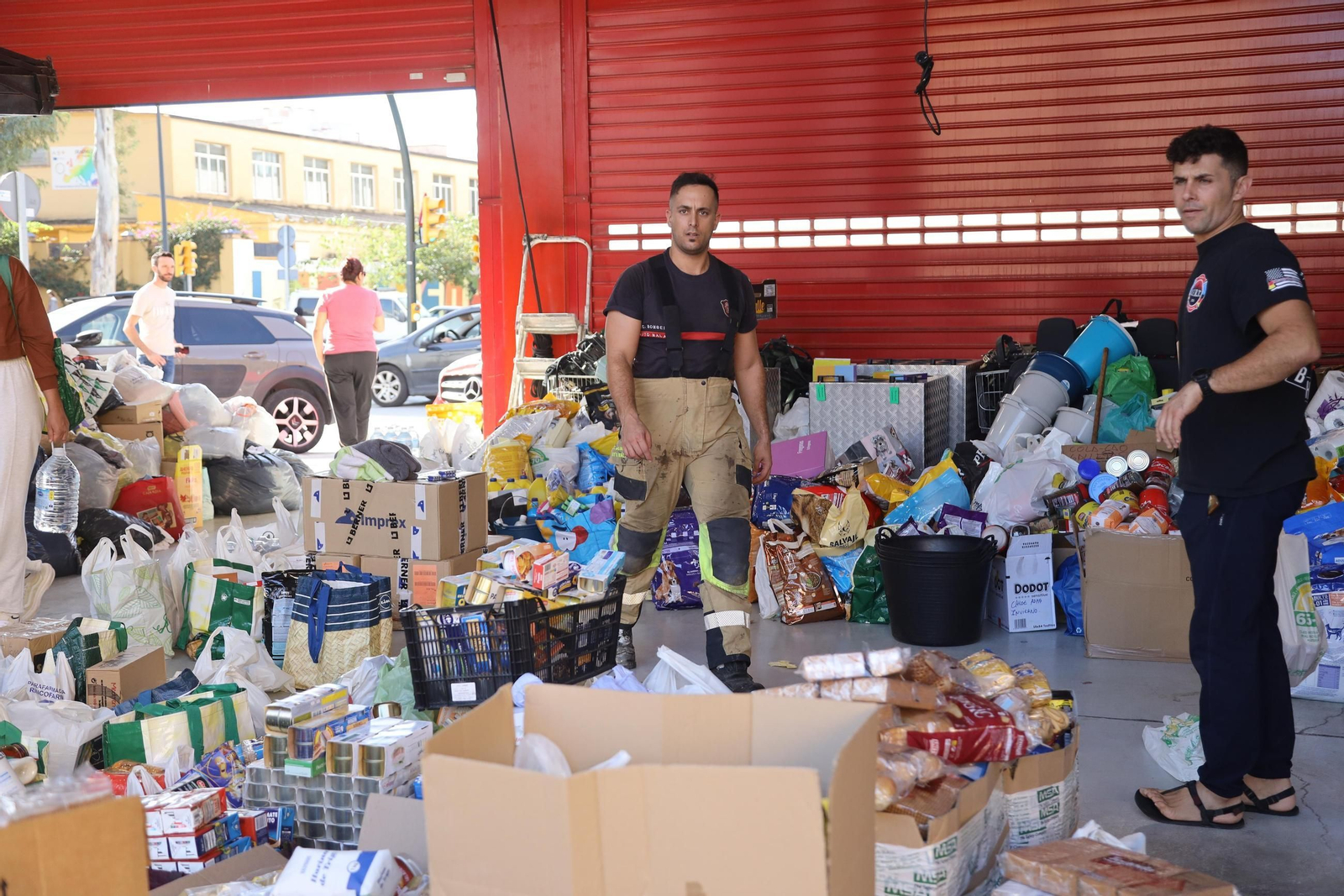 Donaciones en los parques de bomberos de Málaga para Valencia