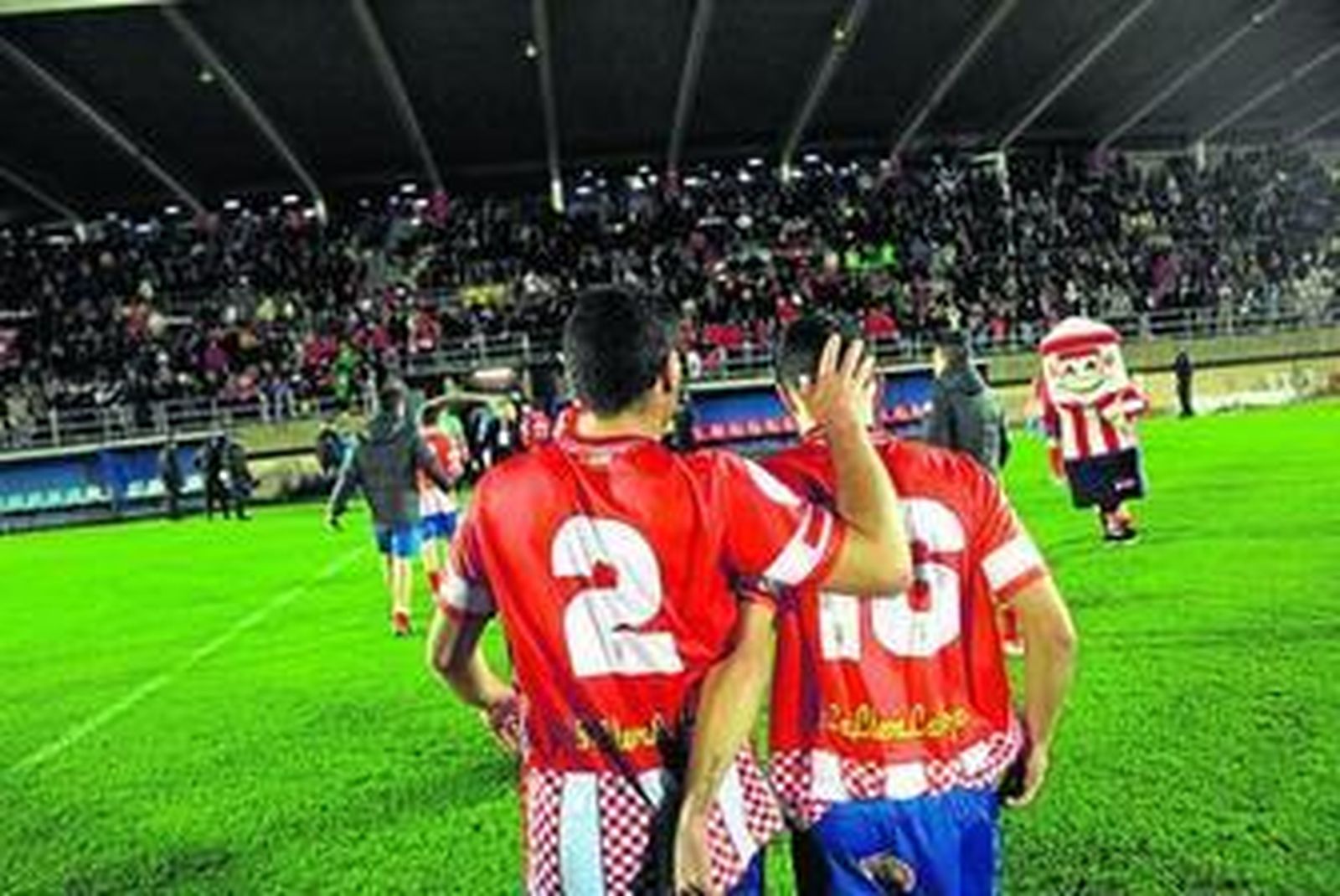 Máiquez y Antoñito se dirigen a los vestuarios tras el duelo ante la Real Sociedad, con la grada de Tribuna repleta.