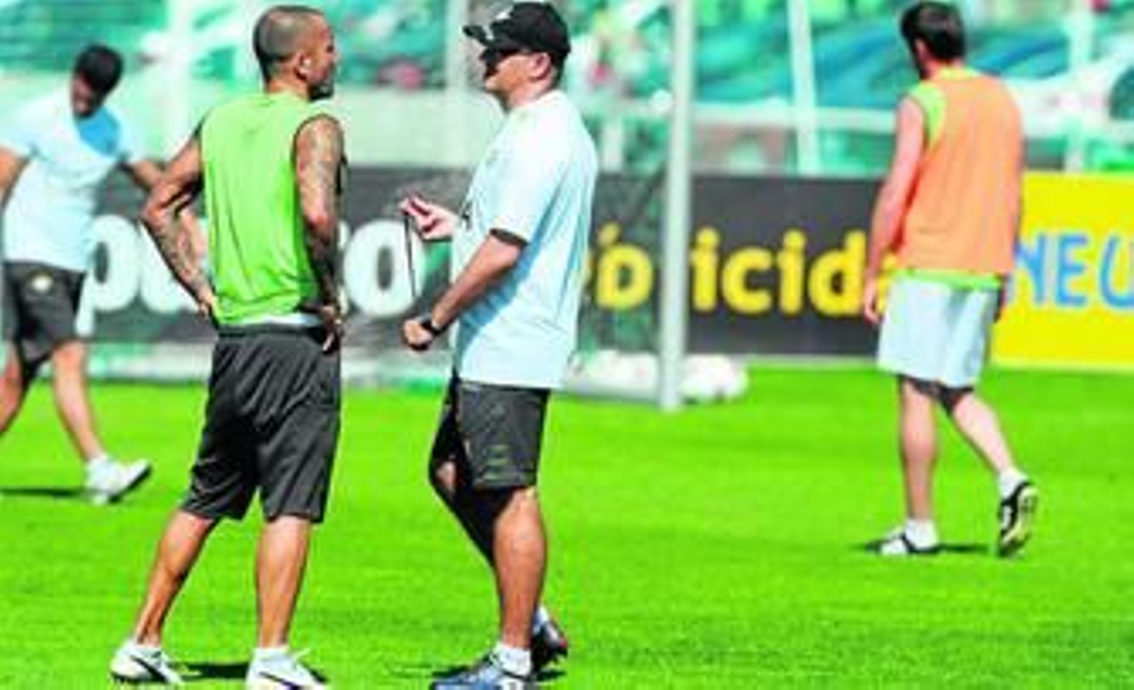 El central Mario conversa con Pepe Mel en el último entrenamiento del año.
