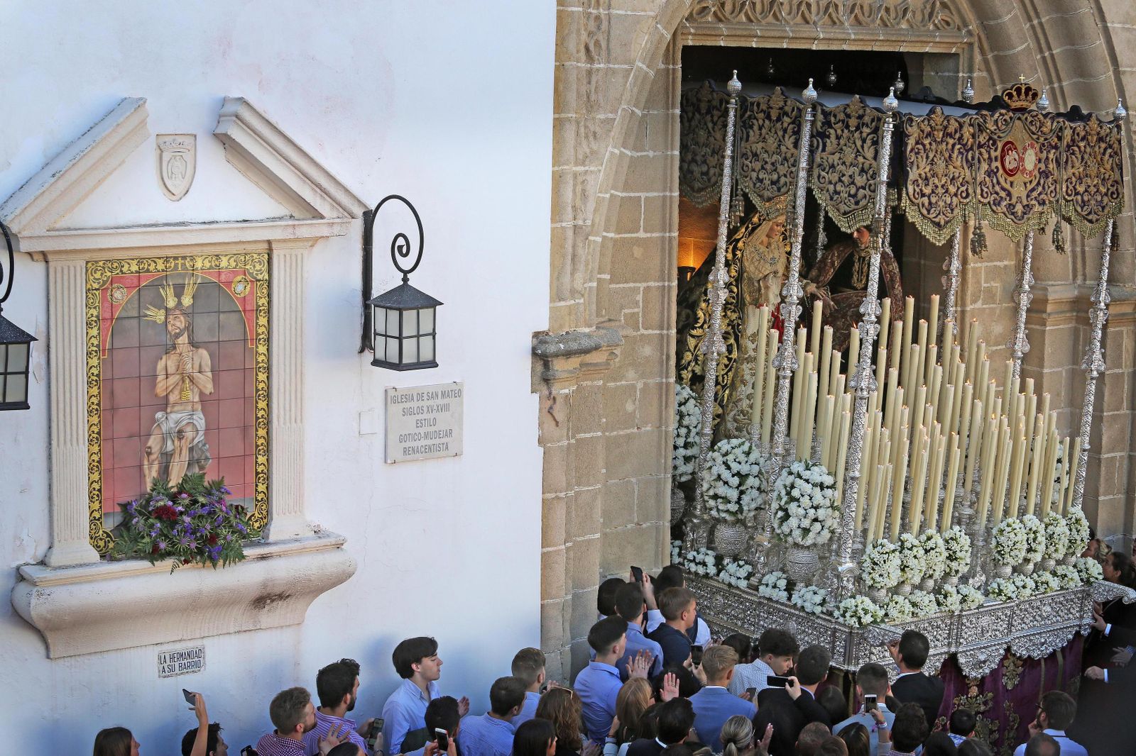 El majestuoso palio del Desconsuelo saliendo de la iglesia de San Mateo.