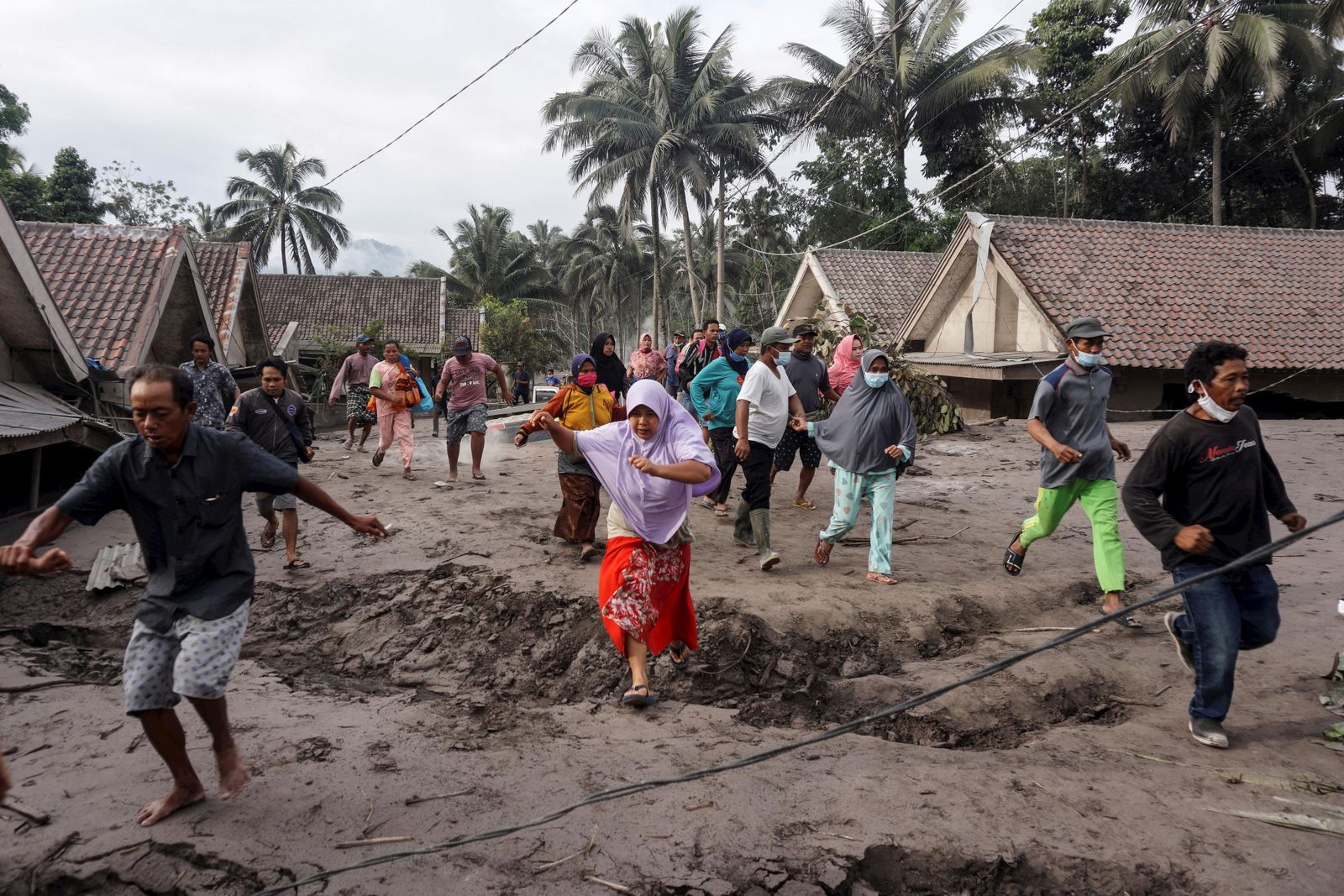 La erupción del volcán Semeru cubre de ceniza varias zonas de Indonesia
