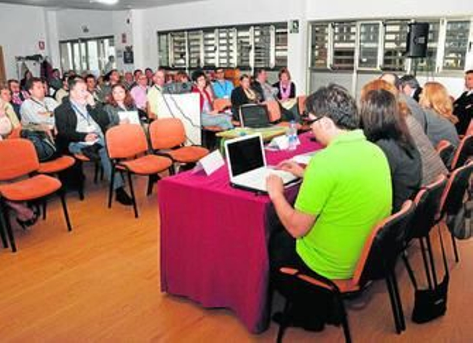 Imagen de una de las últimas asambleas celebradas por la asociación que agrupa a los afectados por estas patologías.