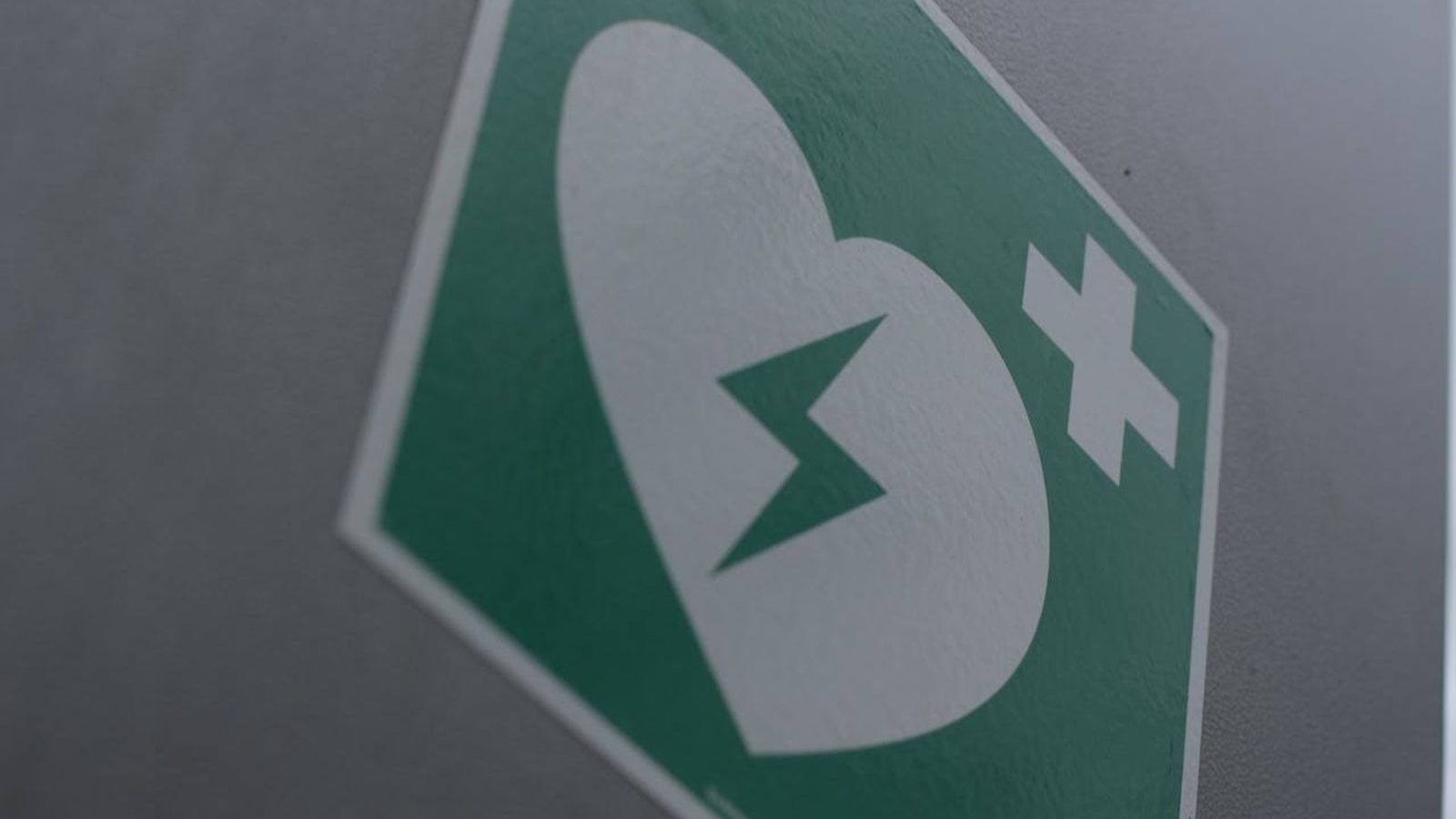 Segundos que salvan vidas: la importancia de contar con desfibriladores en espacios de alta afluencia