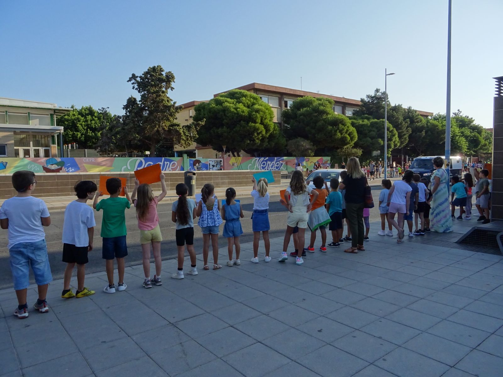 Una cadena humana de 700 escolares de Nueva Andalucía para reclamar una movilidad segura y sostenible