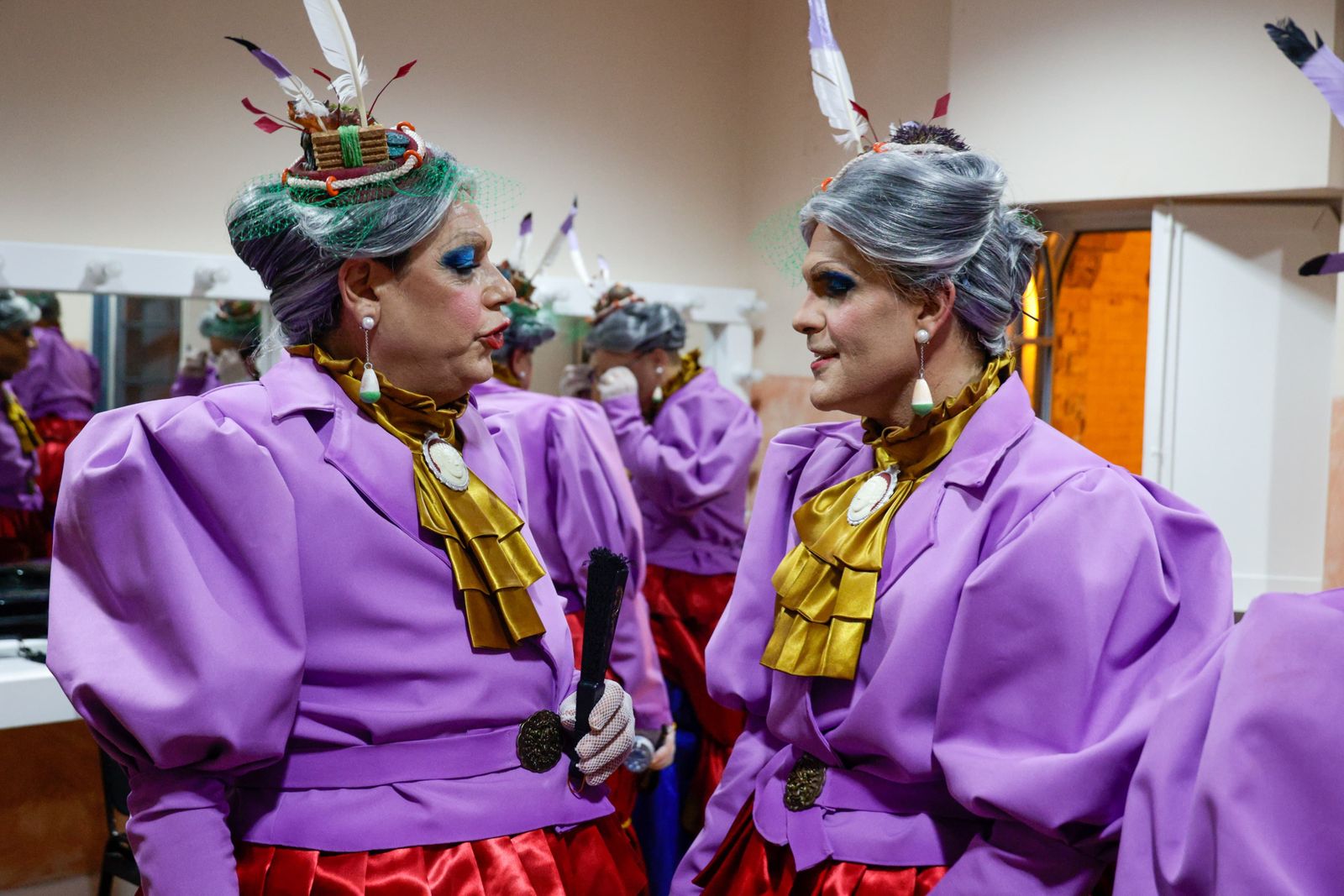 El coro 'La dama de Cádiz' en camerinos