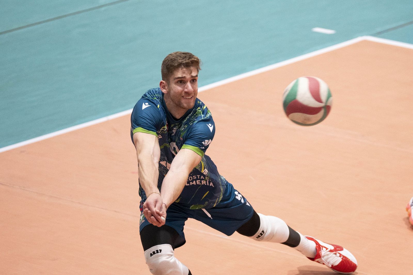 Las imágenes del partido entre Unicaja Costa de Almería y Pamesa Teruel de Superliga de voleibol