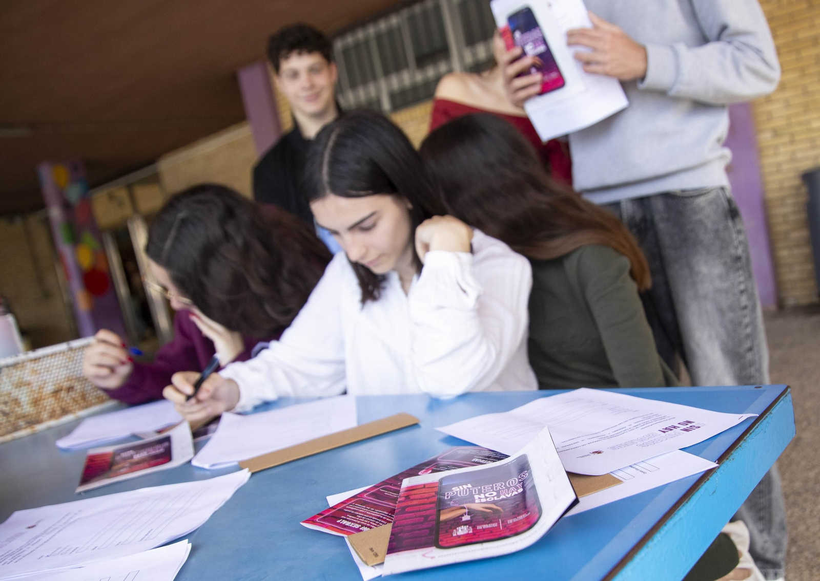 Sensibilización sobre la trata de mujeres en el IES Maestro Padilla de Almería, en imágenes