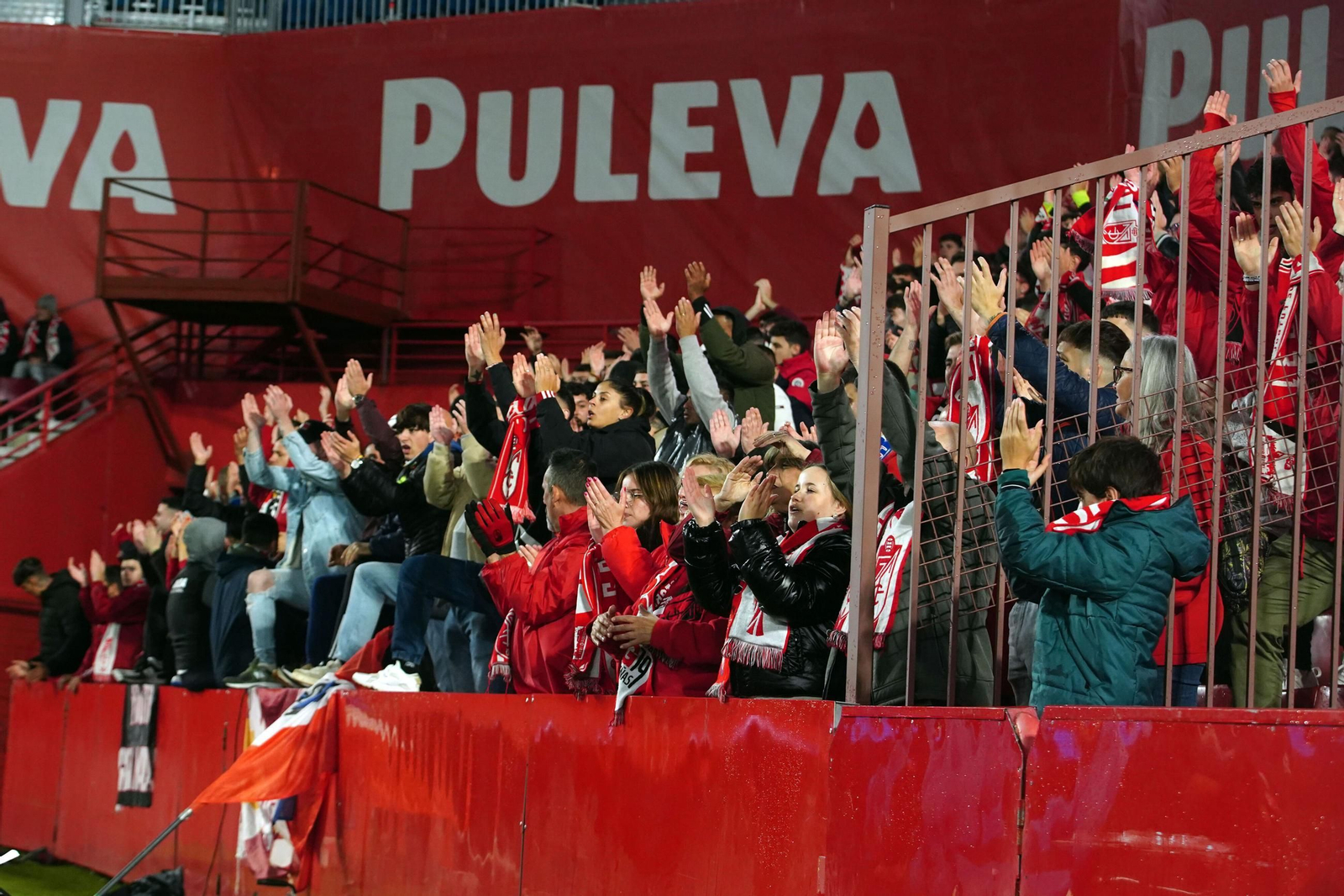 La afición rojiblanca en el duelo ante el Tenerife.
