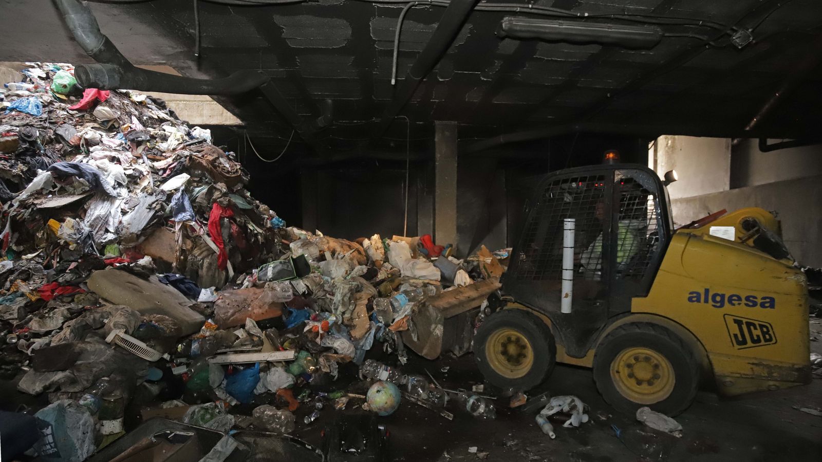 Fotos de las tareas de limpieza del edificio okupa en El Secano