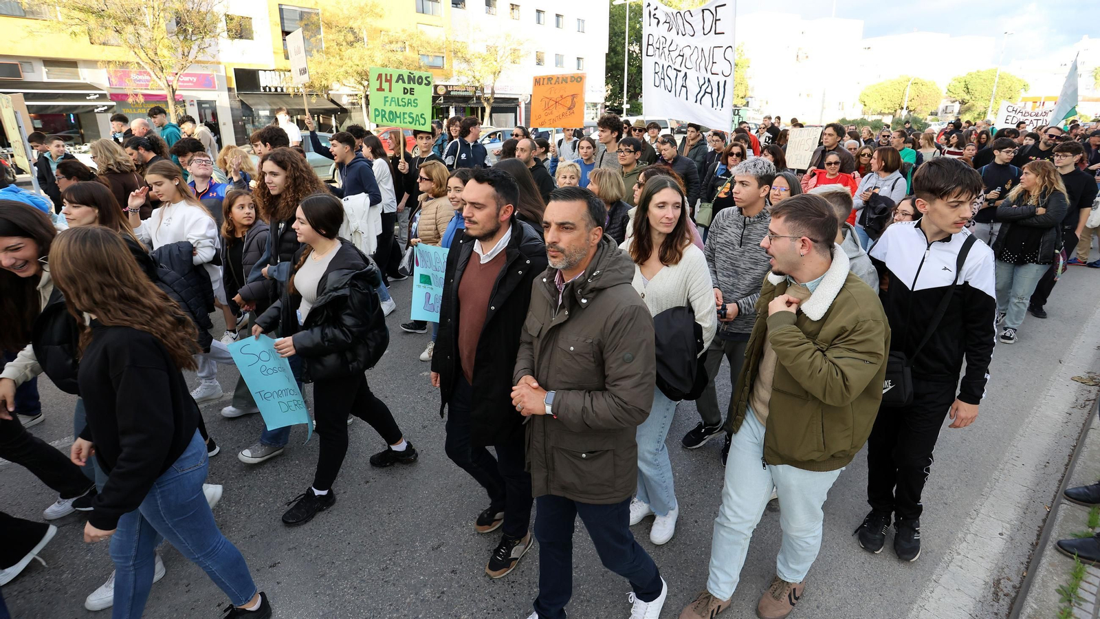 Imágenes de la manifestación del IES Lola Flores contra las prefabricadas en Jerez