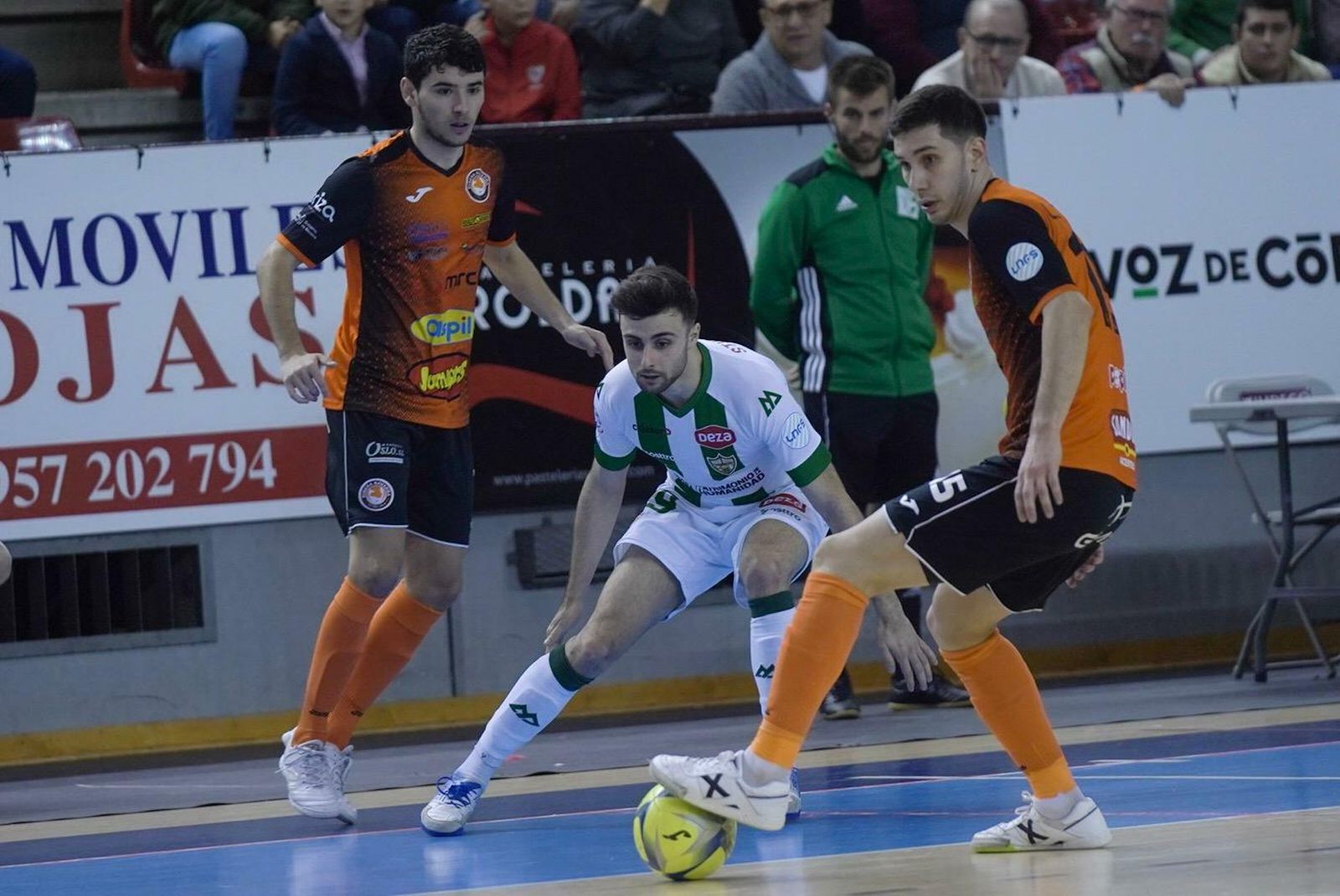 César presiona a Tripodi ante la mirada del también jugador del Aspil Navarra Nil.