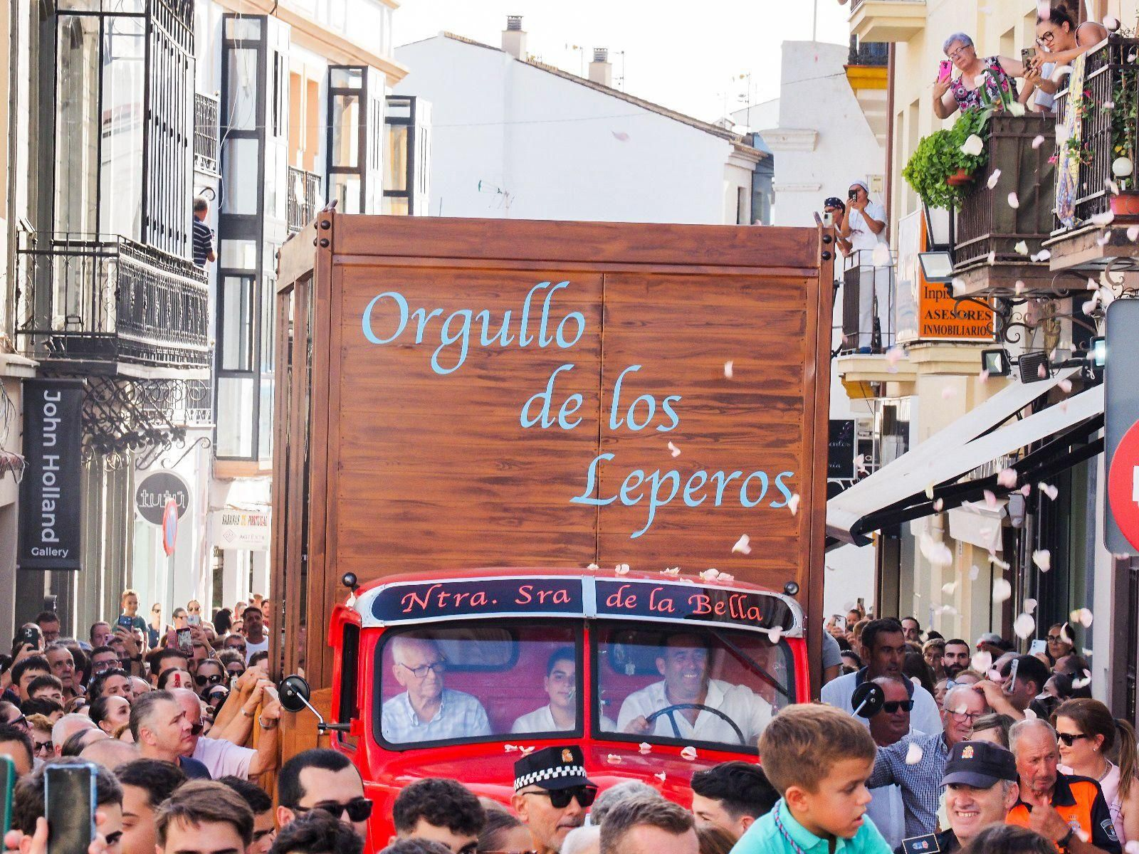 Imágenes de la multitudinaria despedida de la Virgen de la Bella en Lepe antes de la Magna, emulando la de 1954