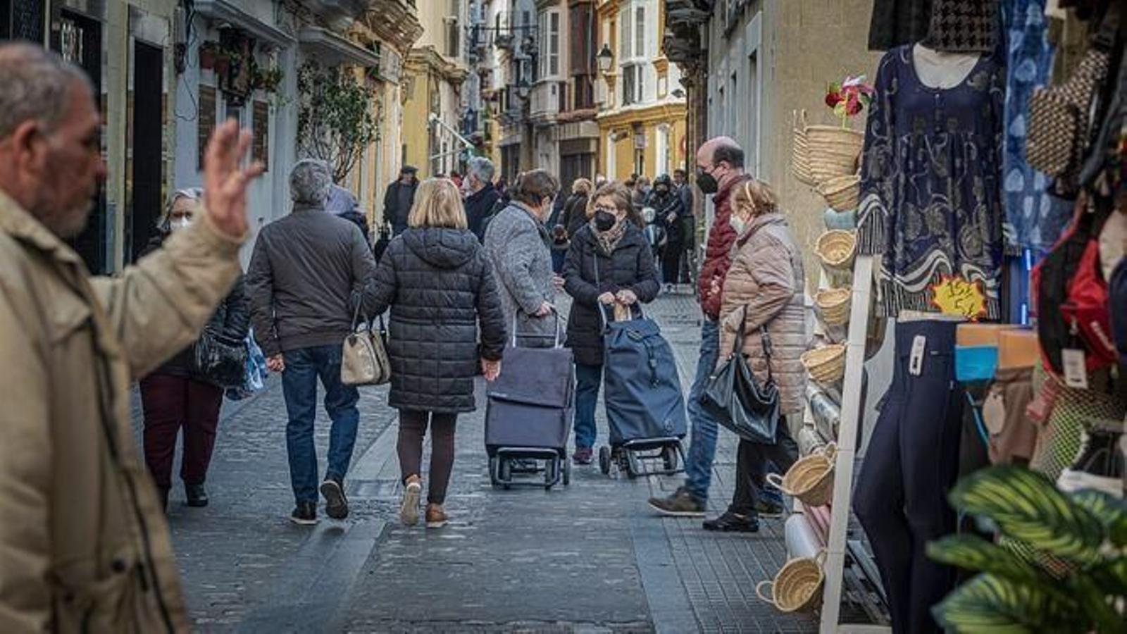 Vecinos de La Viña conversan en mitad de una de las calles del barrio