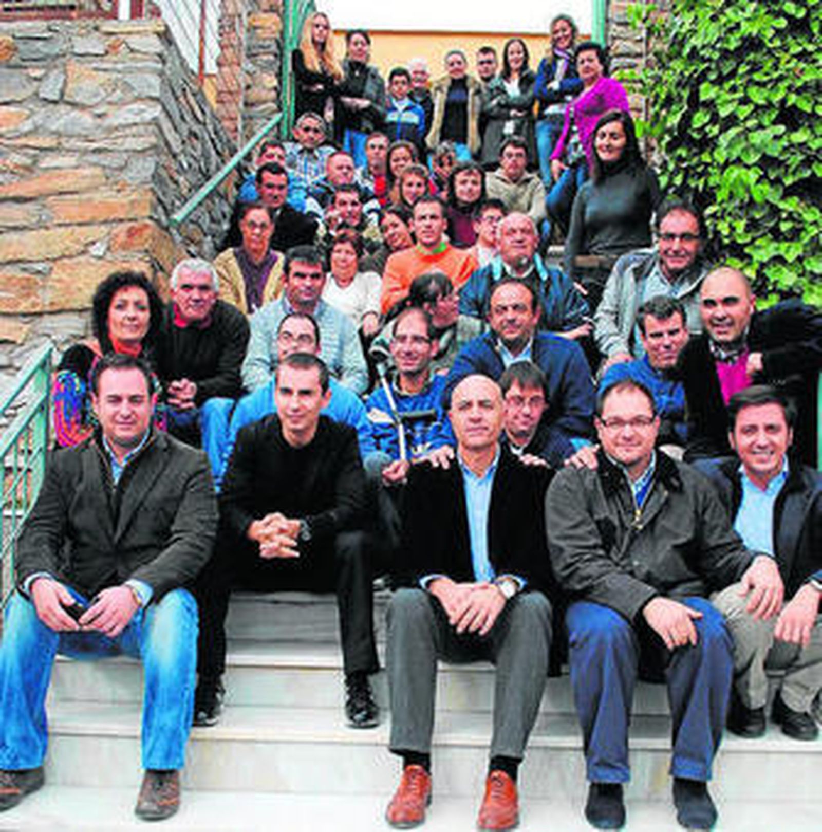 Usuarios de Los Carriles junto a Lorenzo y autoridades de la comarca.