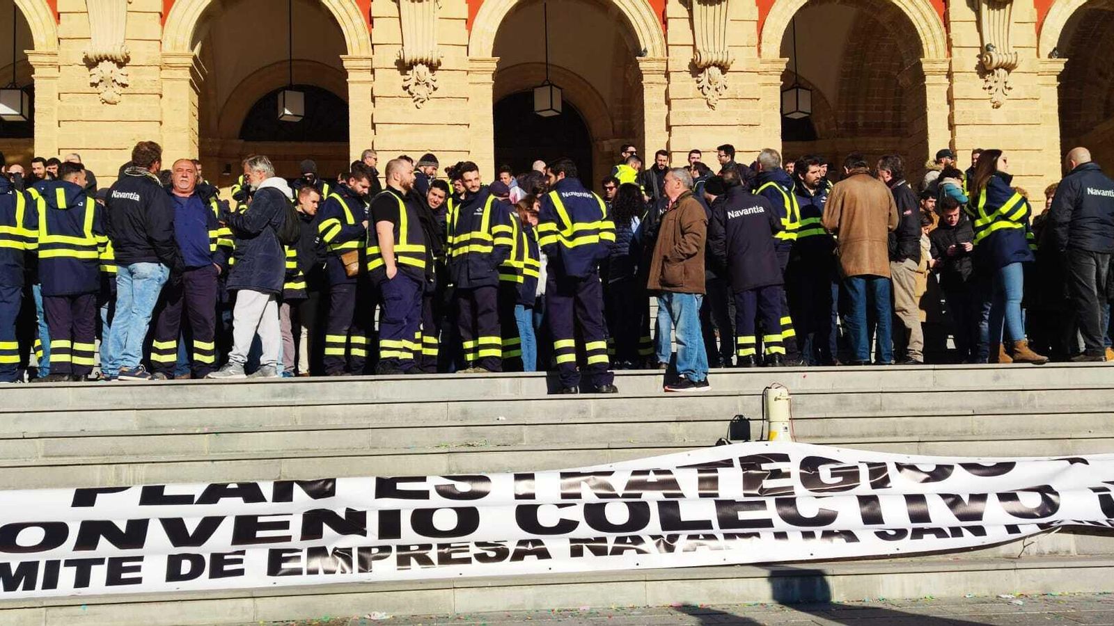 Protesta de los trabajadores de Navantia San Fernando ante el Ayuntamiento isleño.