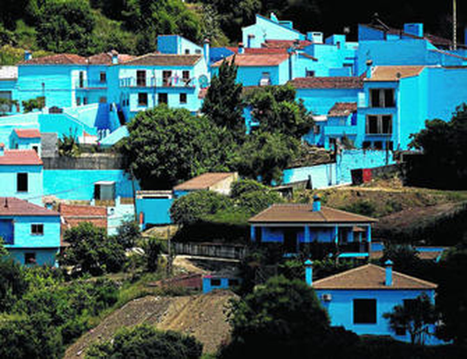 Imagen de las fachadas de las viviendas de Júzcar, pintadas de azul.