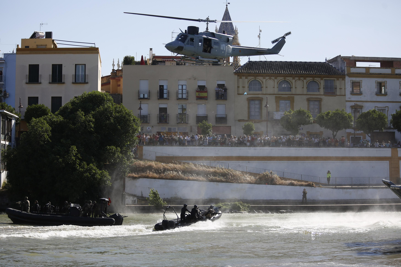 La demostración del Ejército en el Guadalquivir