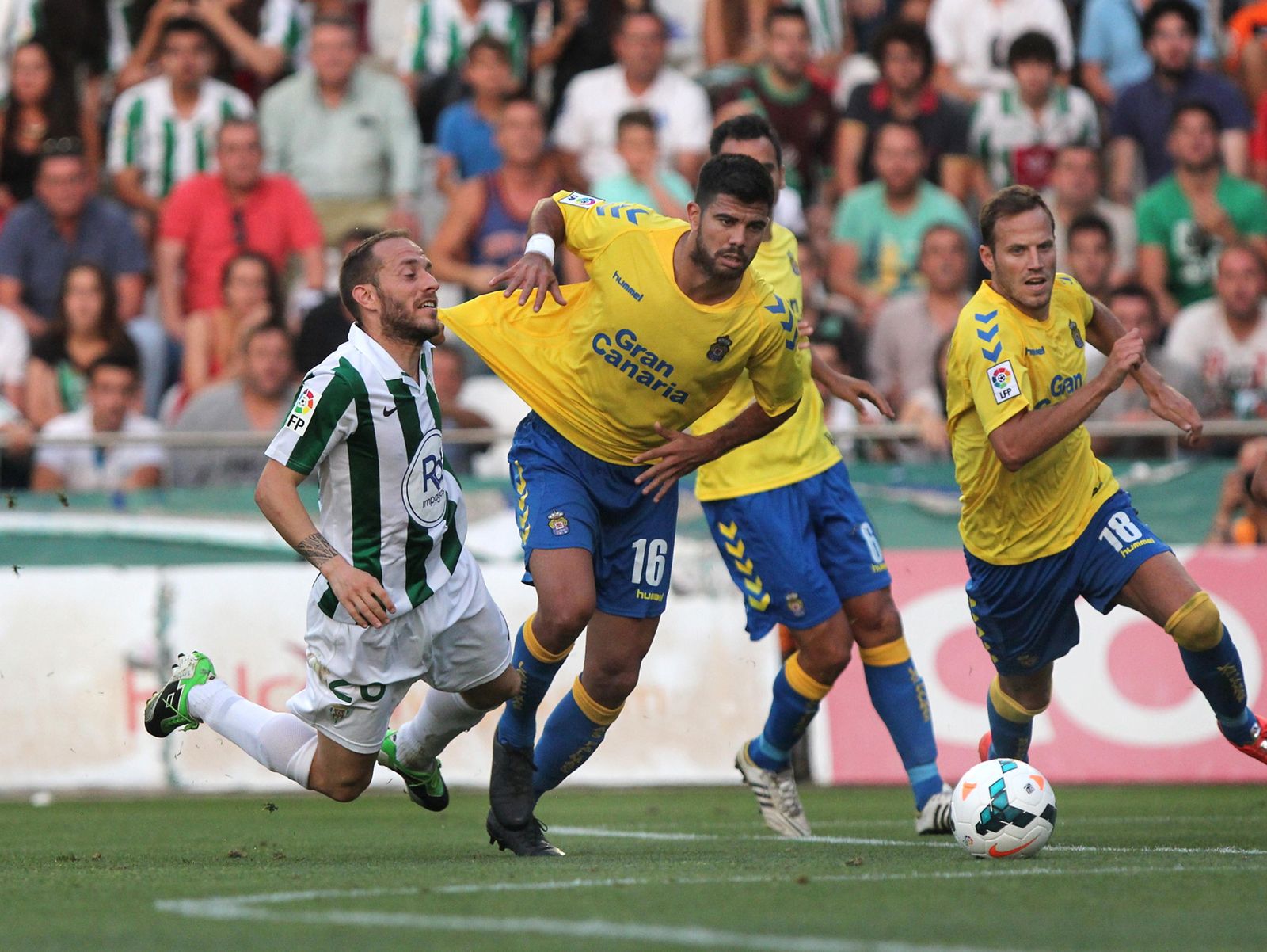 Juanlu cae ante Aythami, entonces en Las Palmas, en el último enfrentamiento entre blanquiverdes y amarillos.