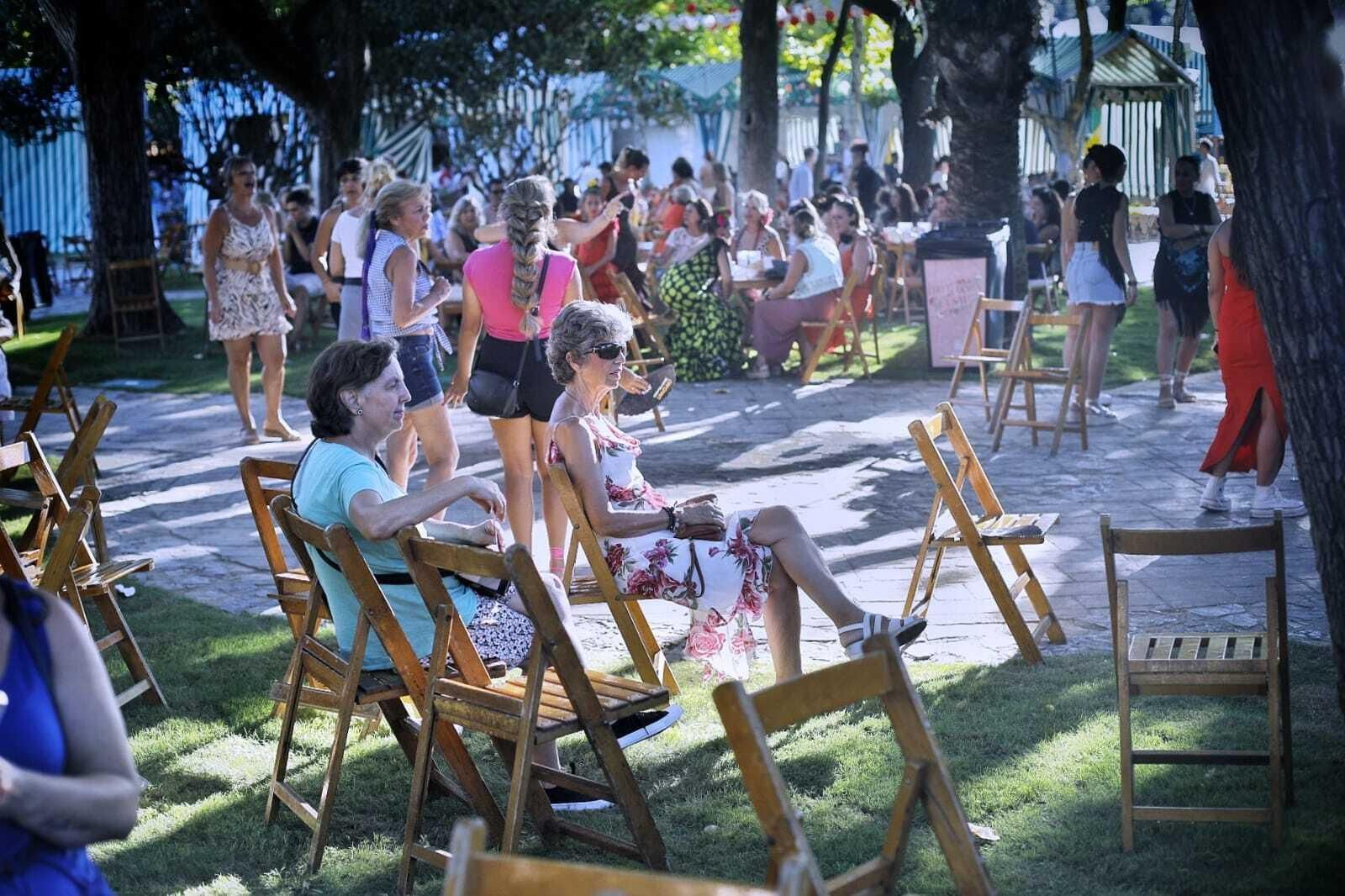 Búscate en las imágenes del Día de la Mujer de la Feria del Carmen de San Fernando