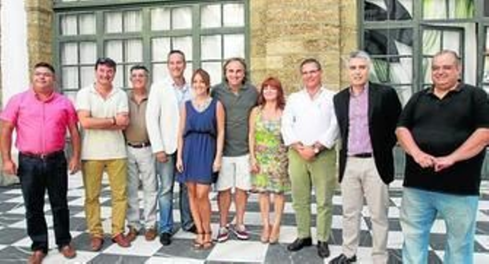 Autores participantes, promotores de 'Carnavalea' y dirigentes políticos posan en el patio de la Diputación.